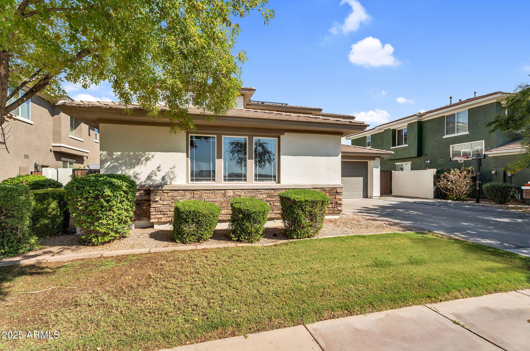 3752 E ROBIN Lane