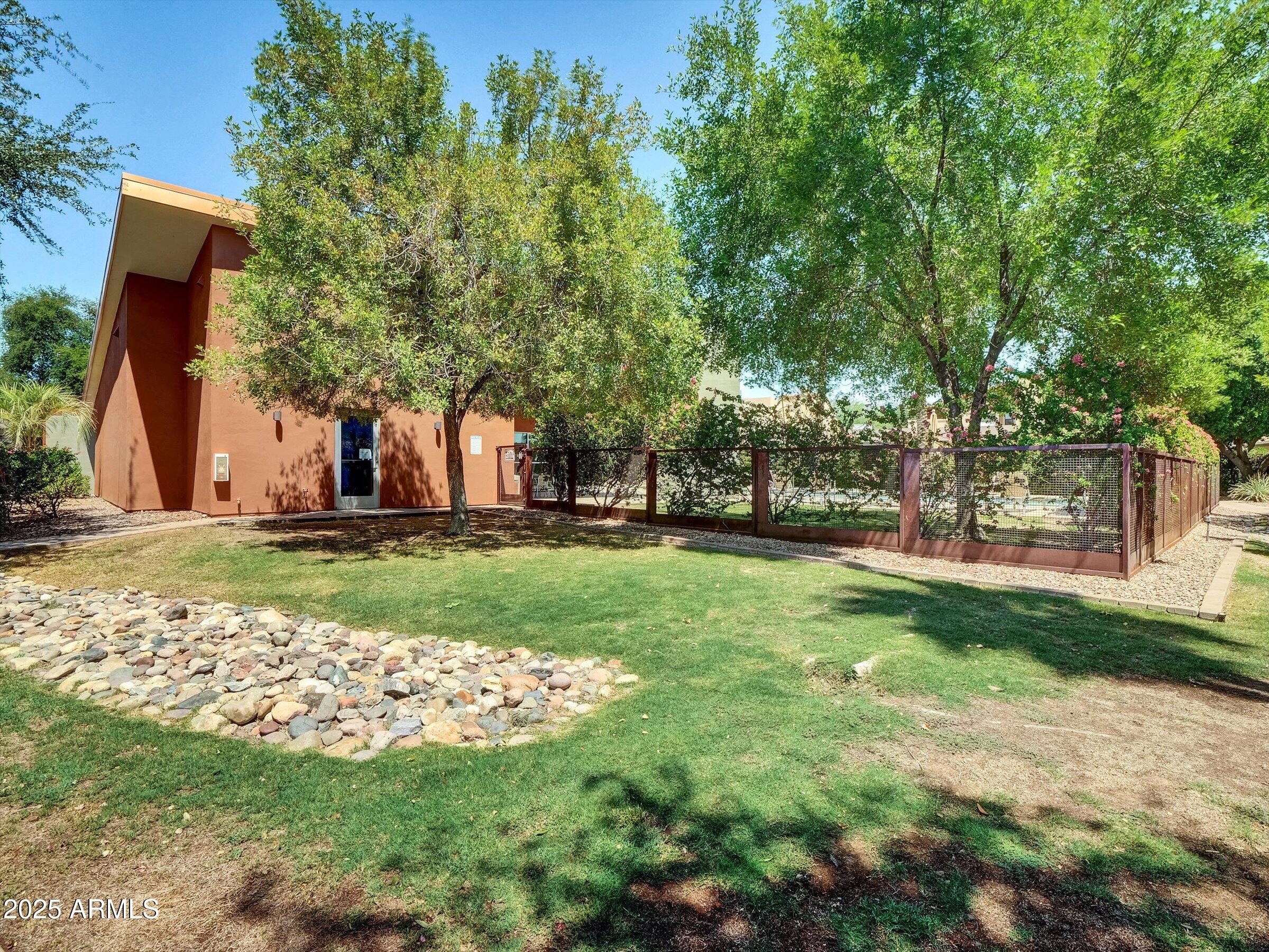 1850 E MARYLAND Avenue, 64