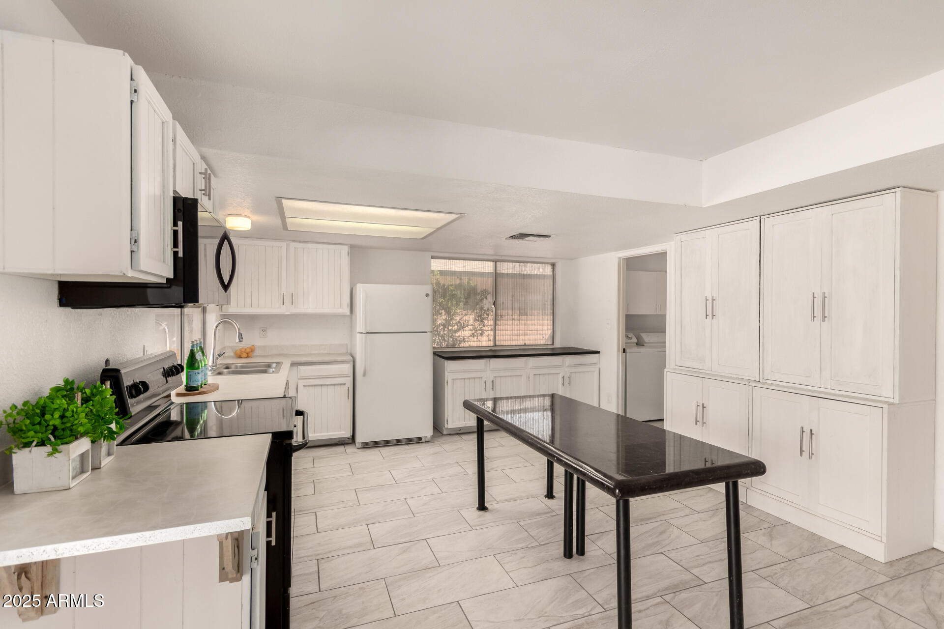 502 E SILVER REEF Road