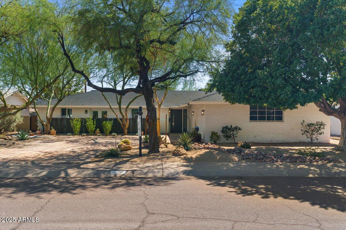 8337 E MINNEZONA Avenue