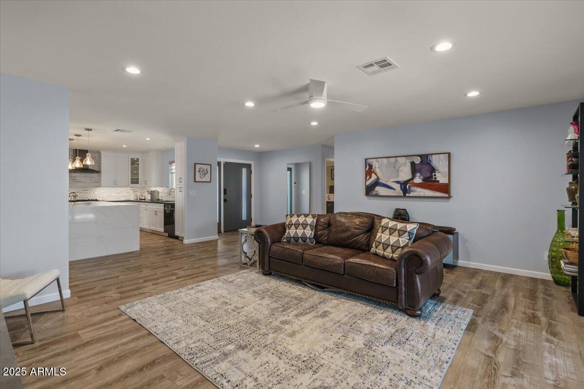 8337 E MINNEZONA Avenue