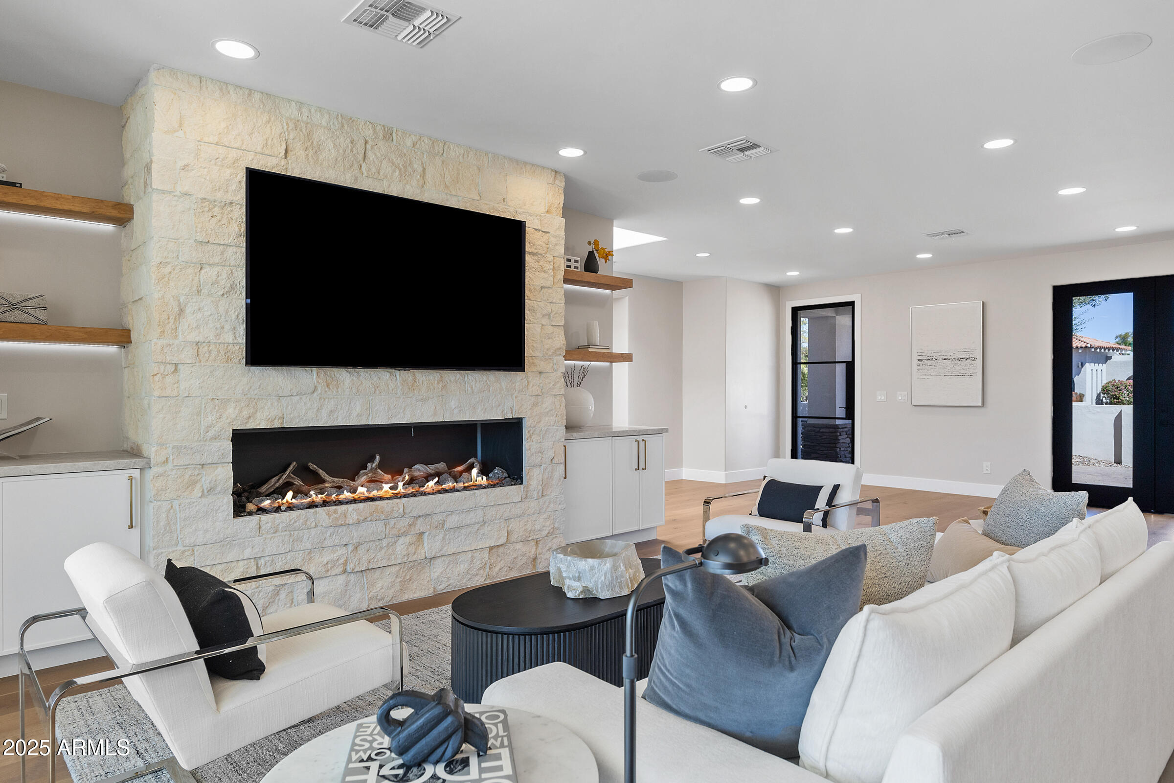 8436 N VIA LINDA
