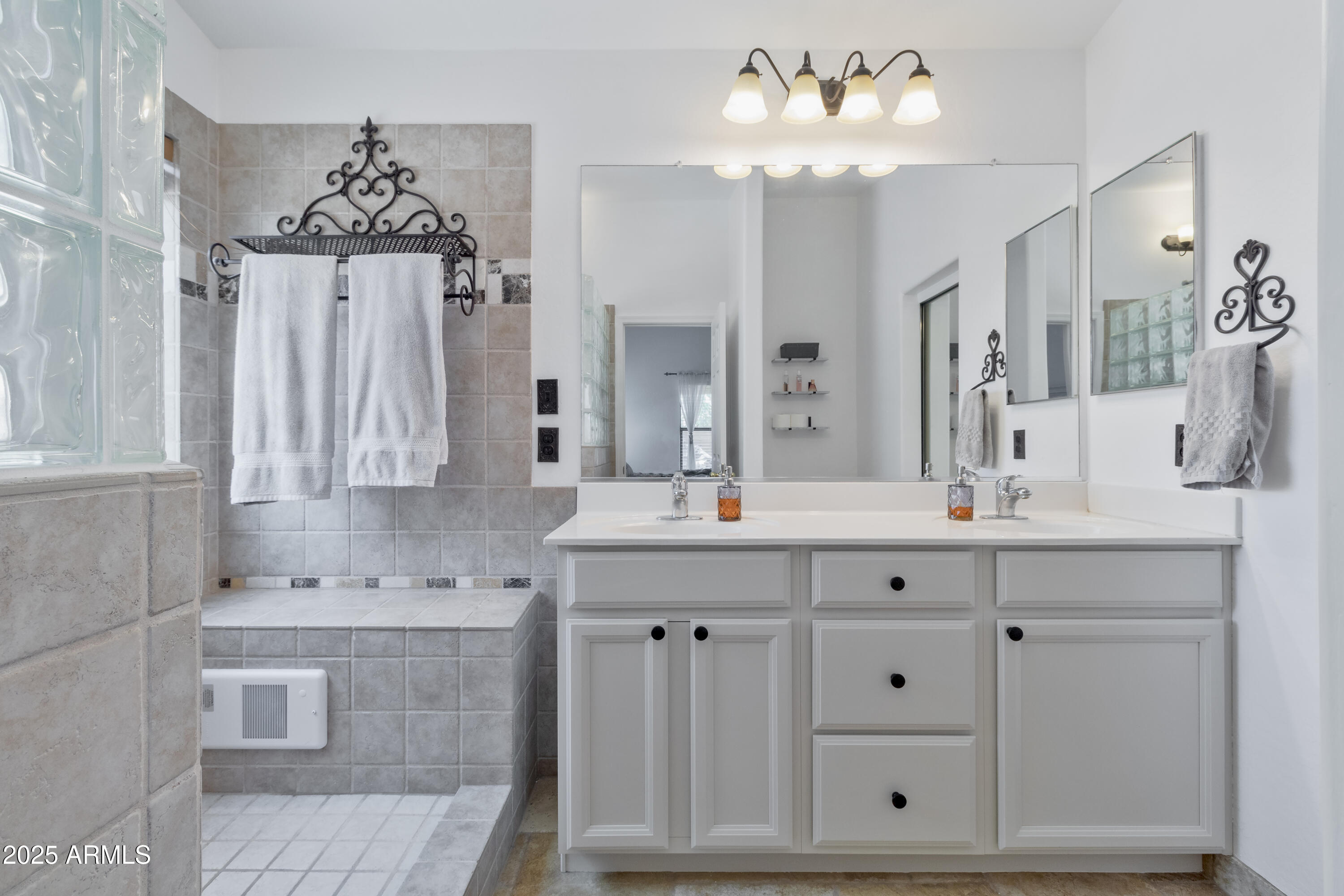 321 W DEXTER Way