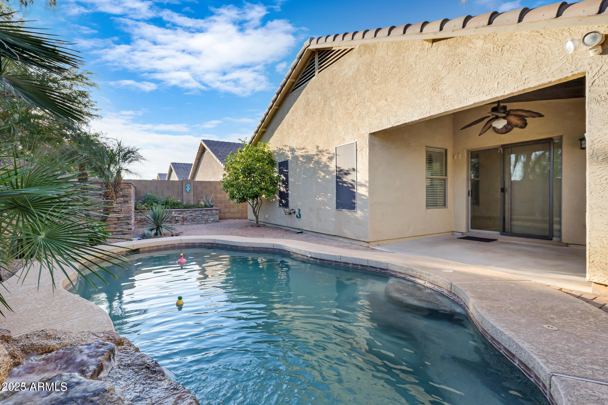 321 W DEXTER Way