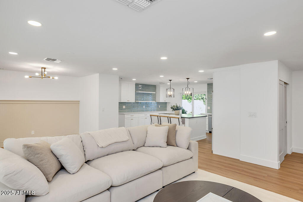 4102 E PINCHOT Avenue