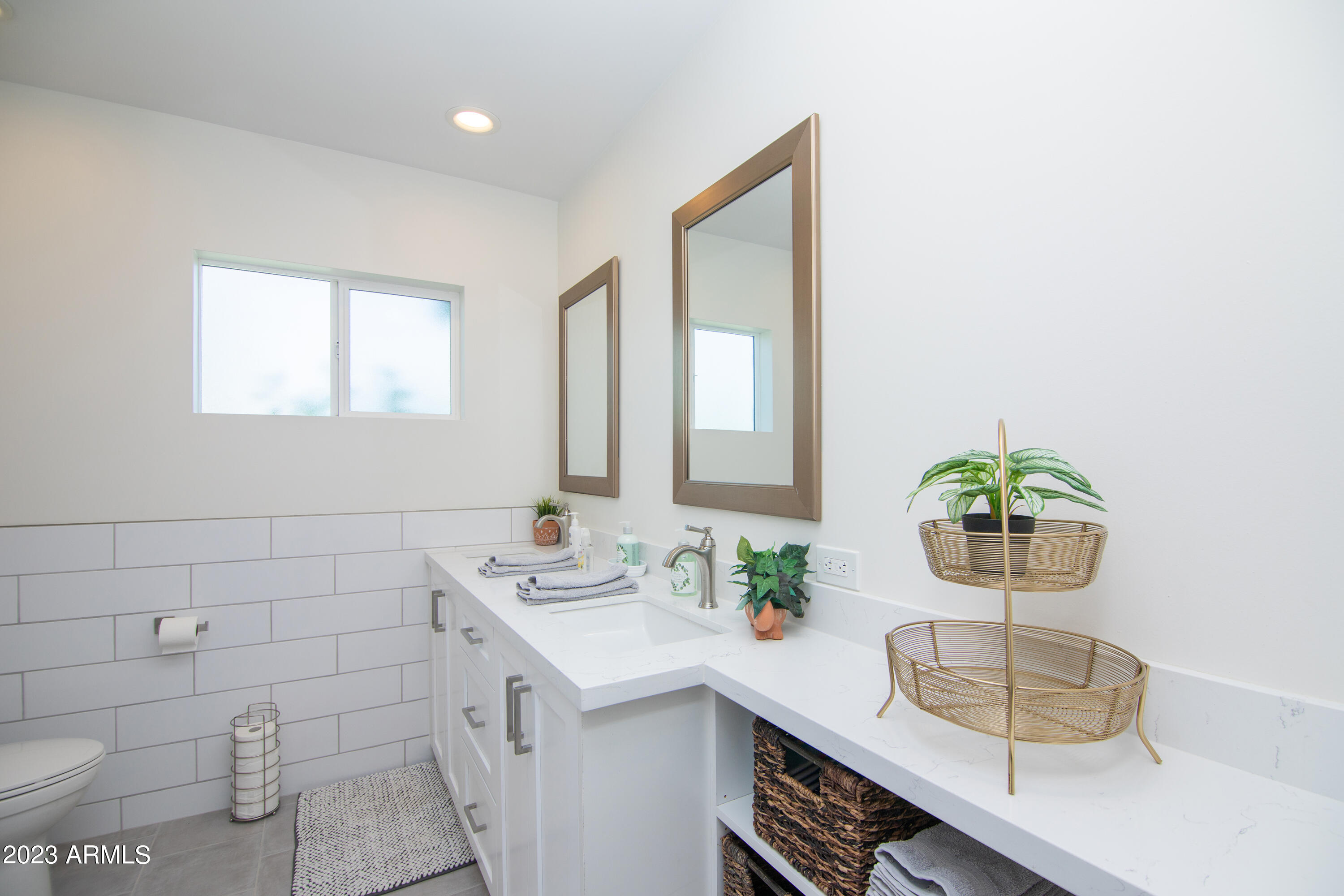 4335 E CLARENDON Avenue