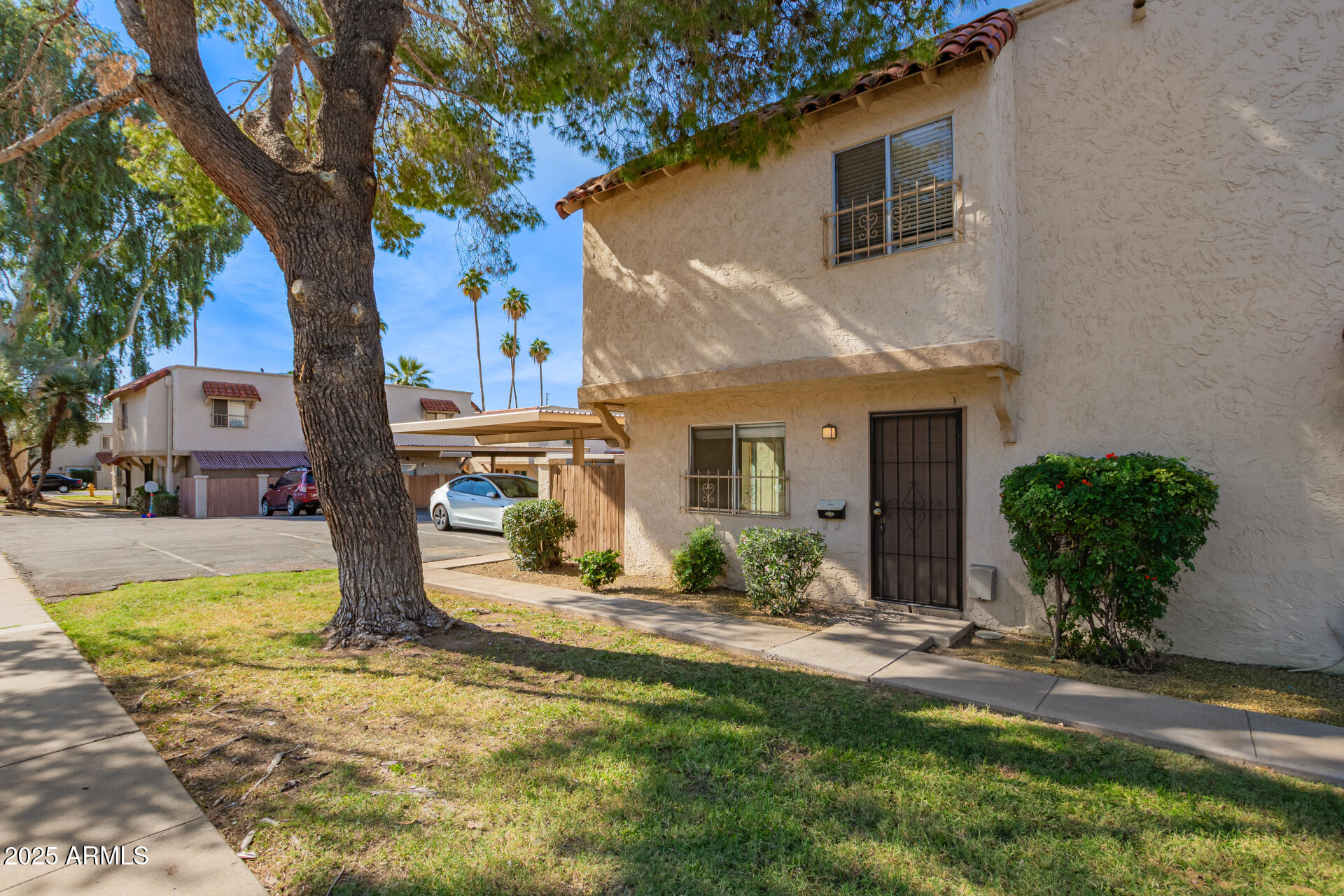 1229 E TOWNLEY Avenue