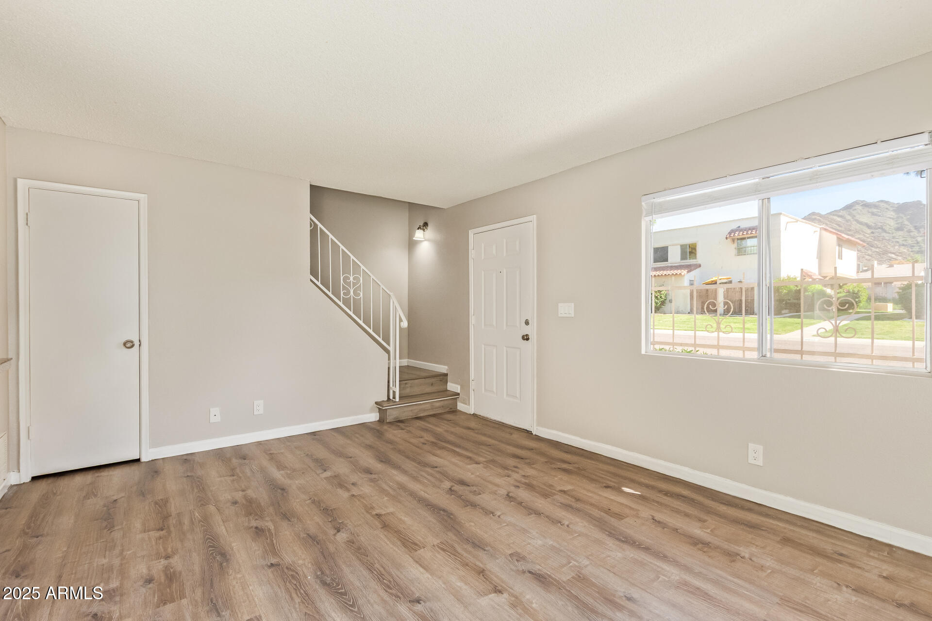 1229 E TOWNLEY Avenue