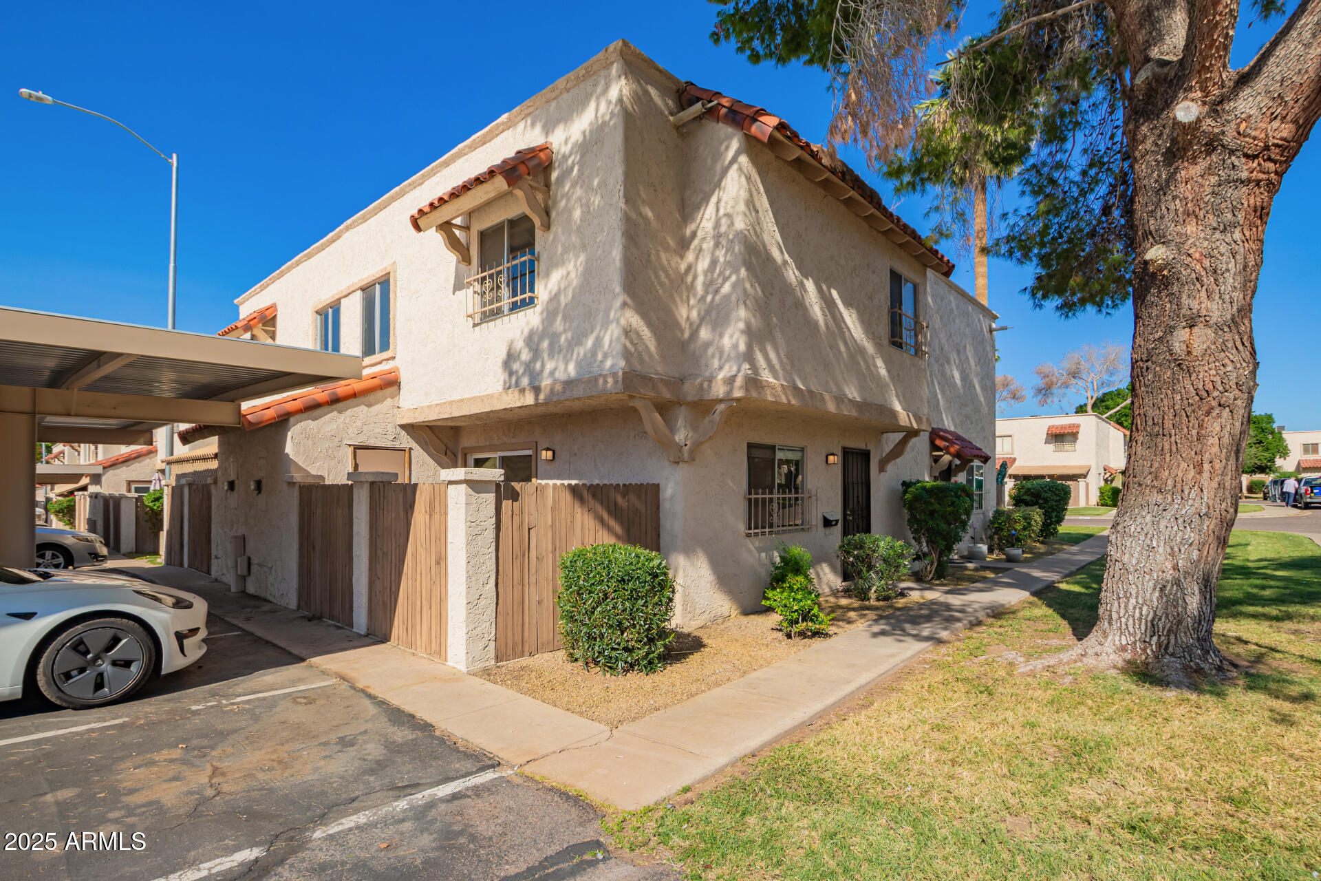 1229 E TOWNLEY Avenue