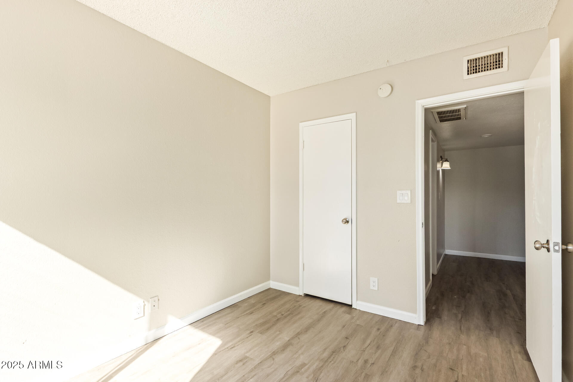 1229 E TOWNLEY Avenue