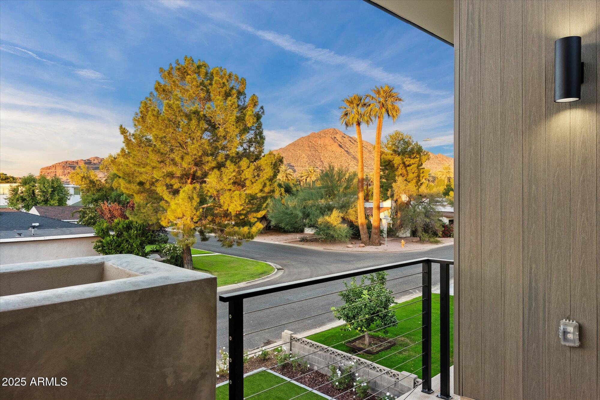 4537 E MONTECITO Avenue