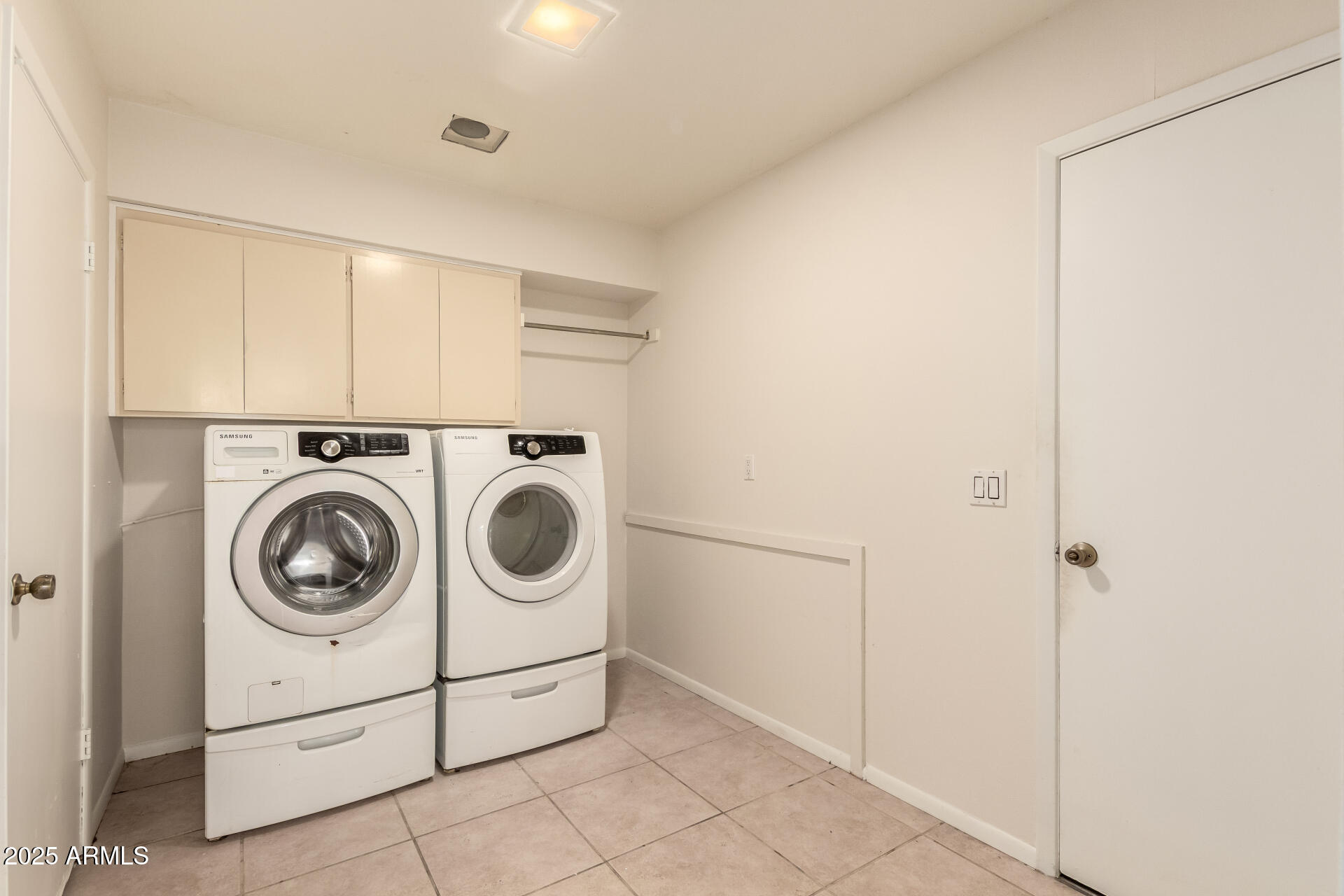 1832 E COLGATE Drive