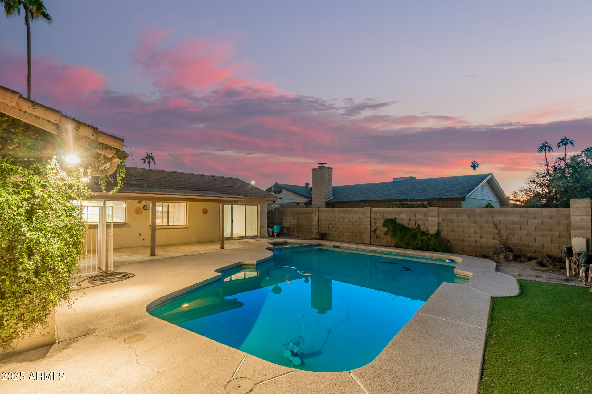 1832 E COLGATE Drive