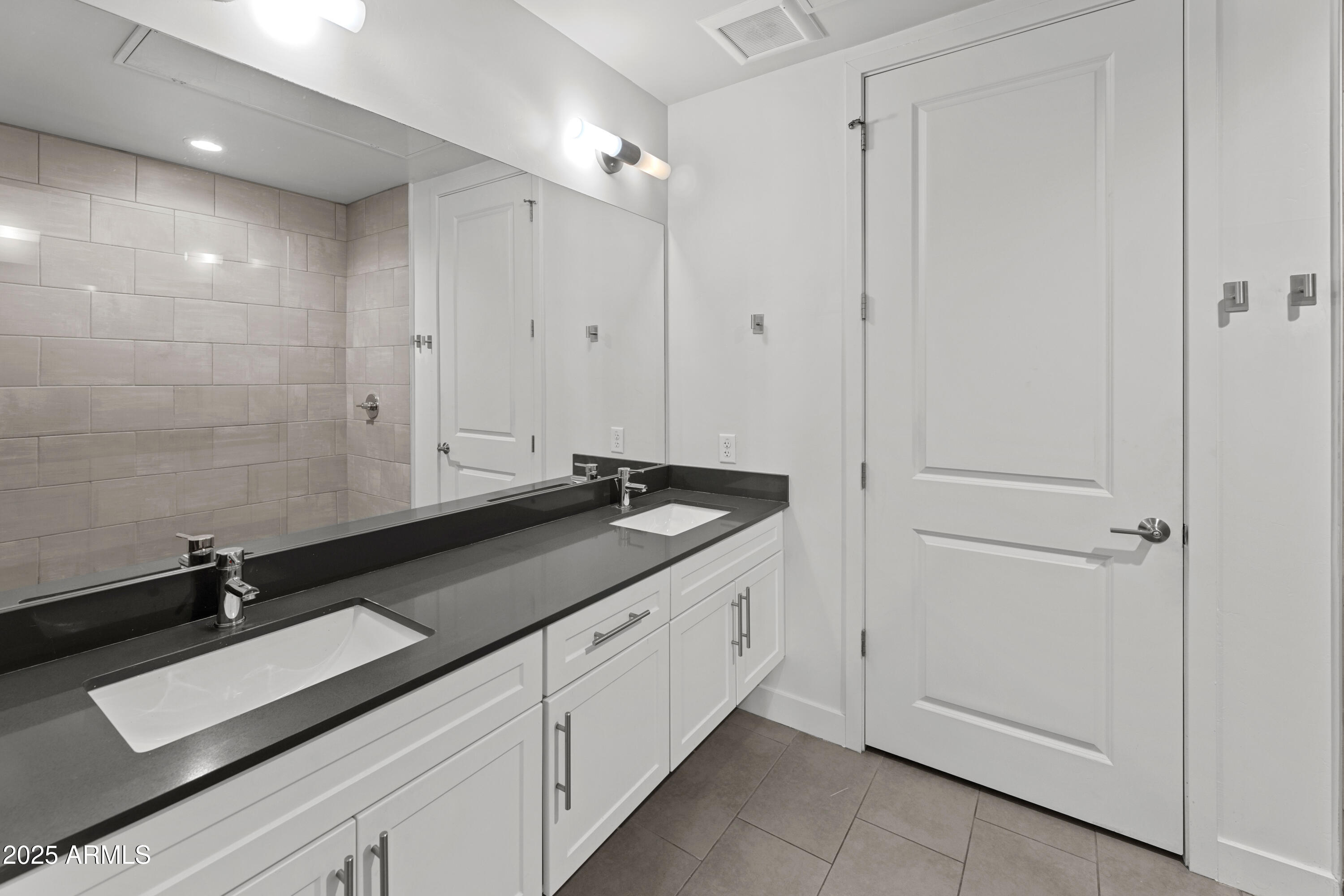 3131 N CENTRAL Avenue, 3002