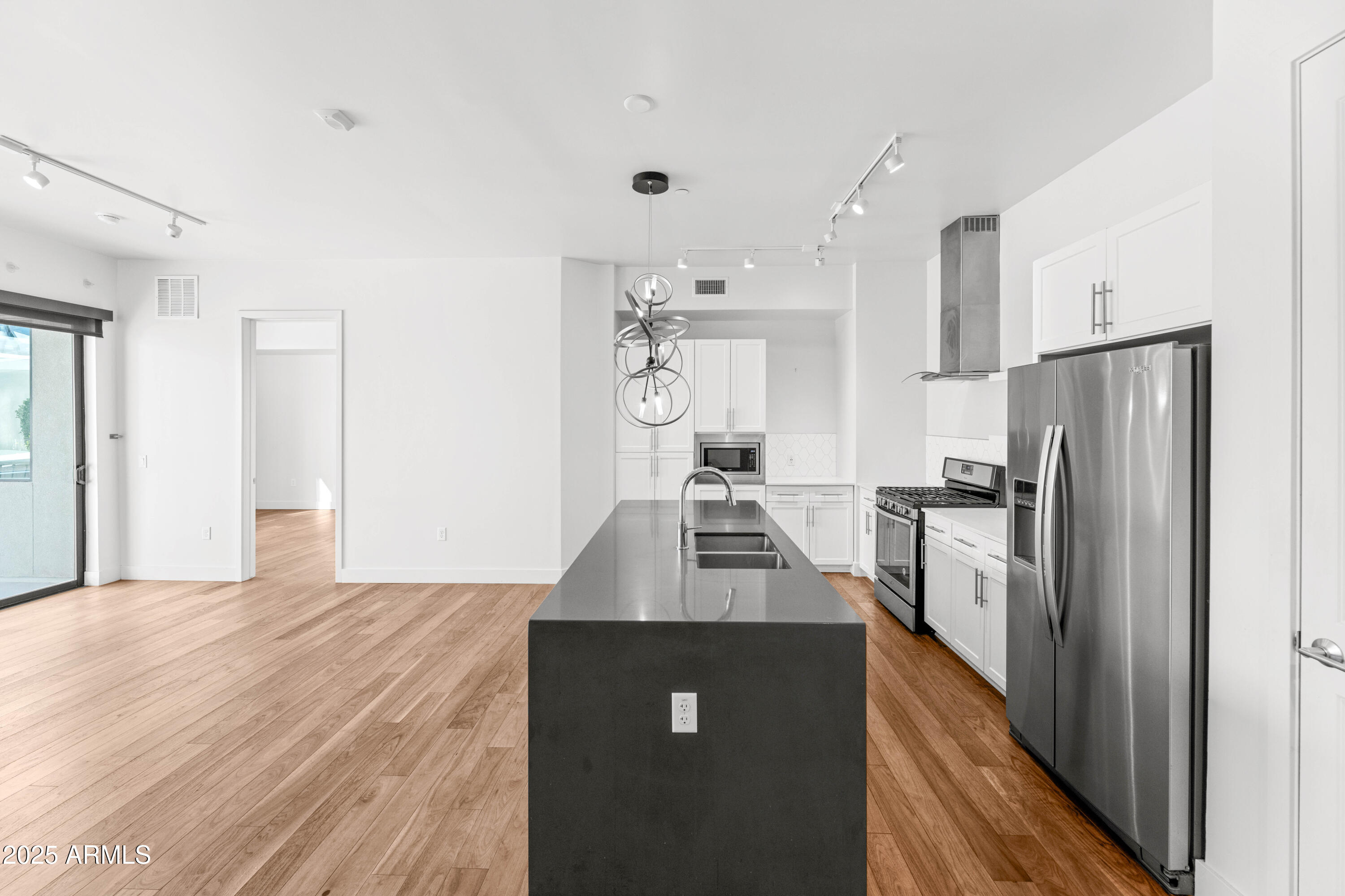 3131 N CENTRAL Avenue, 3002