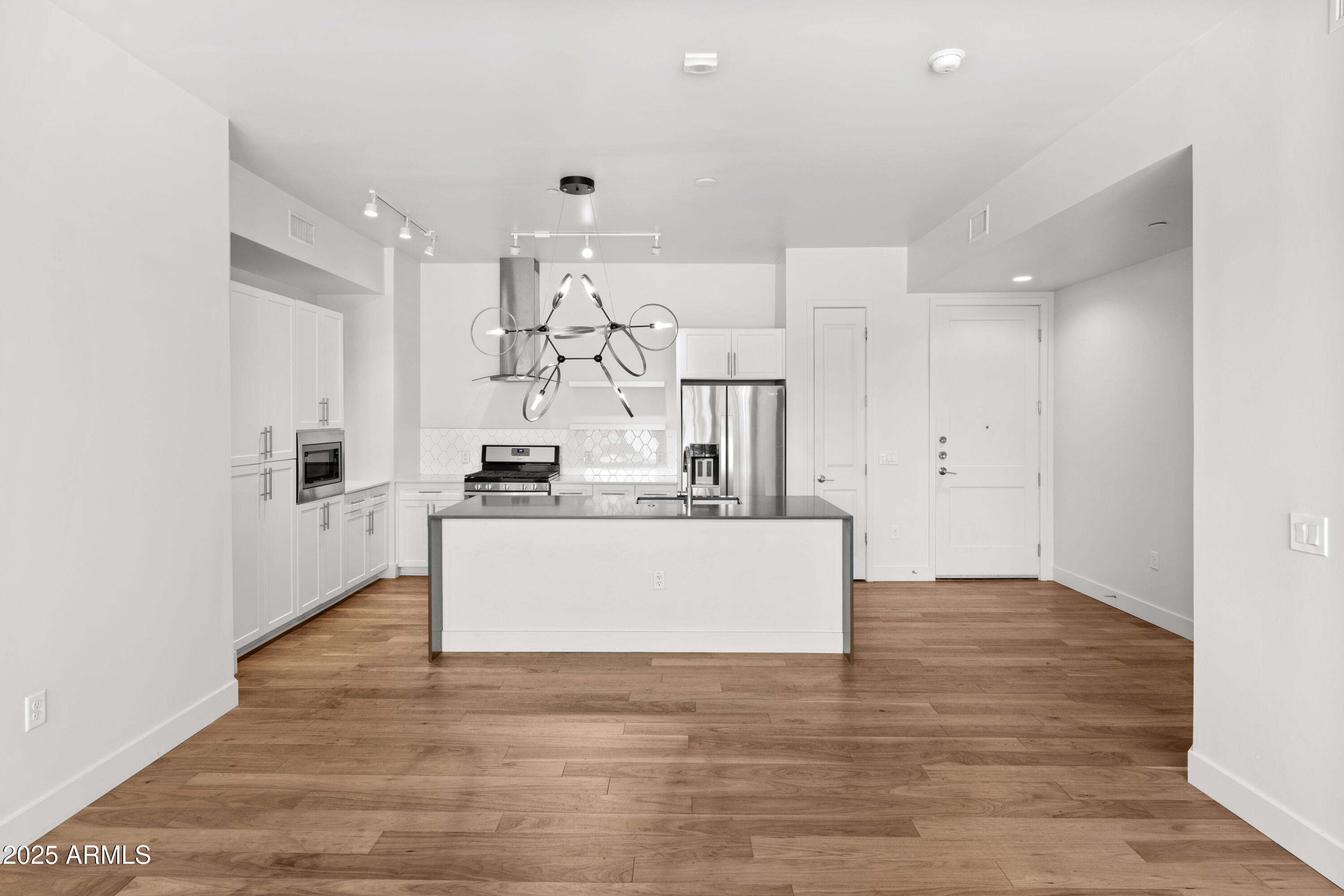 3131 N CENTRAL Avenue, 3002