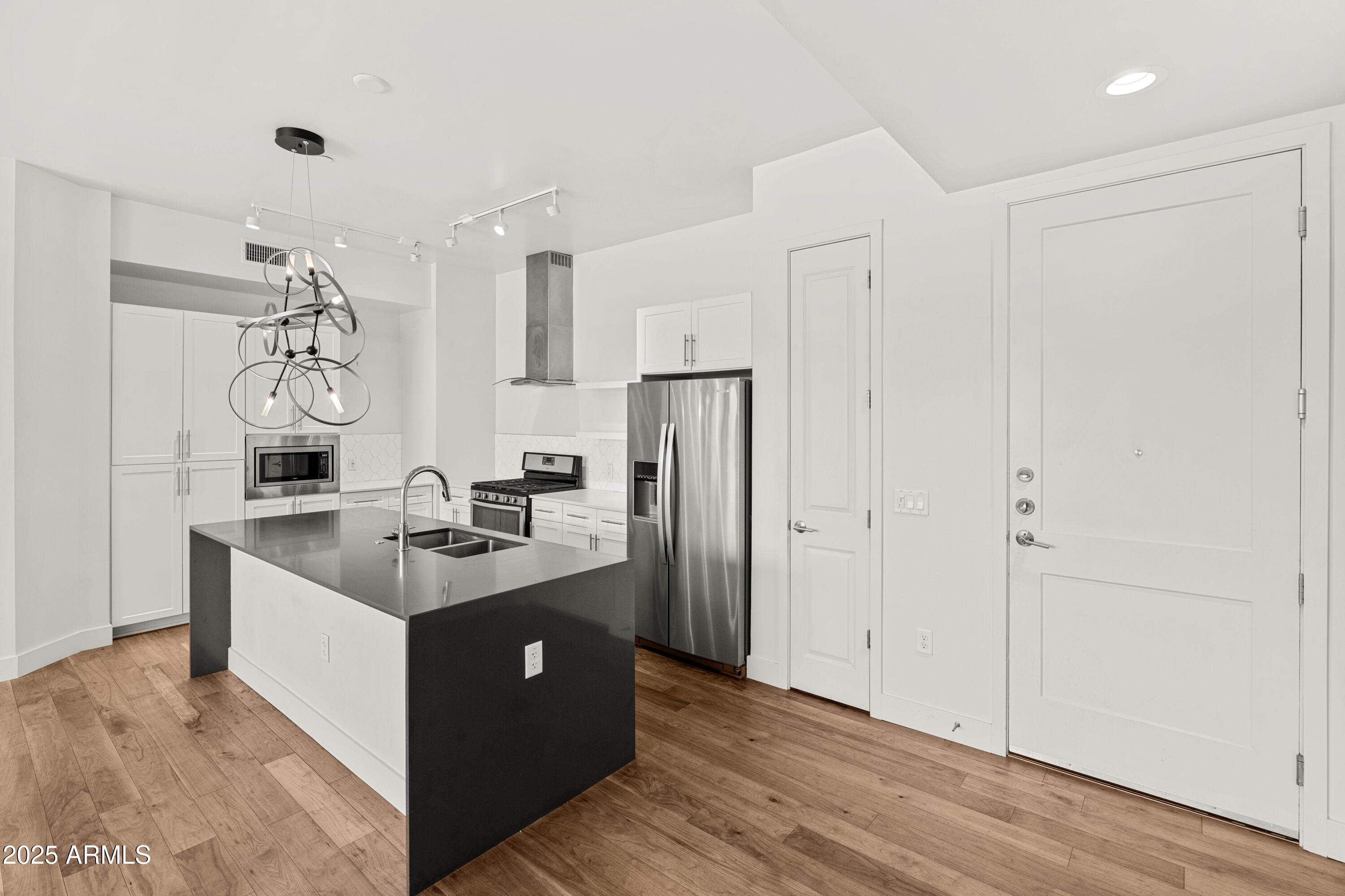 3131 N CENTRAL Avenue, 3002