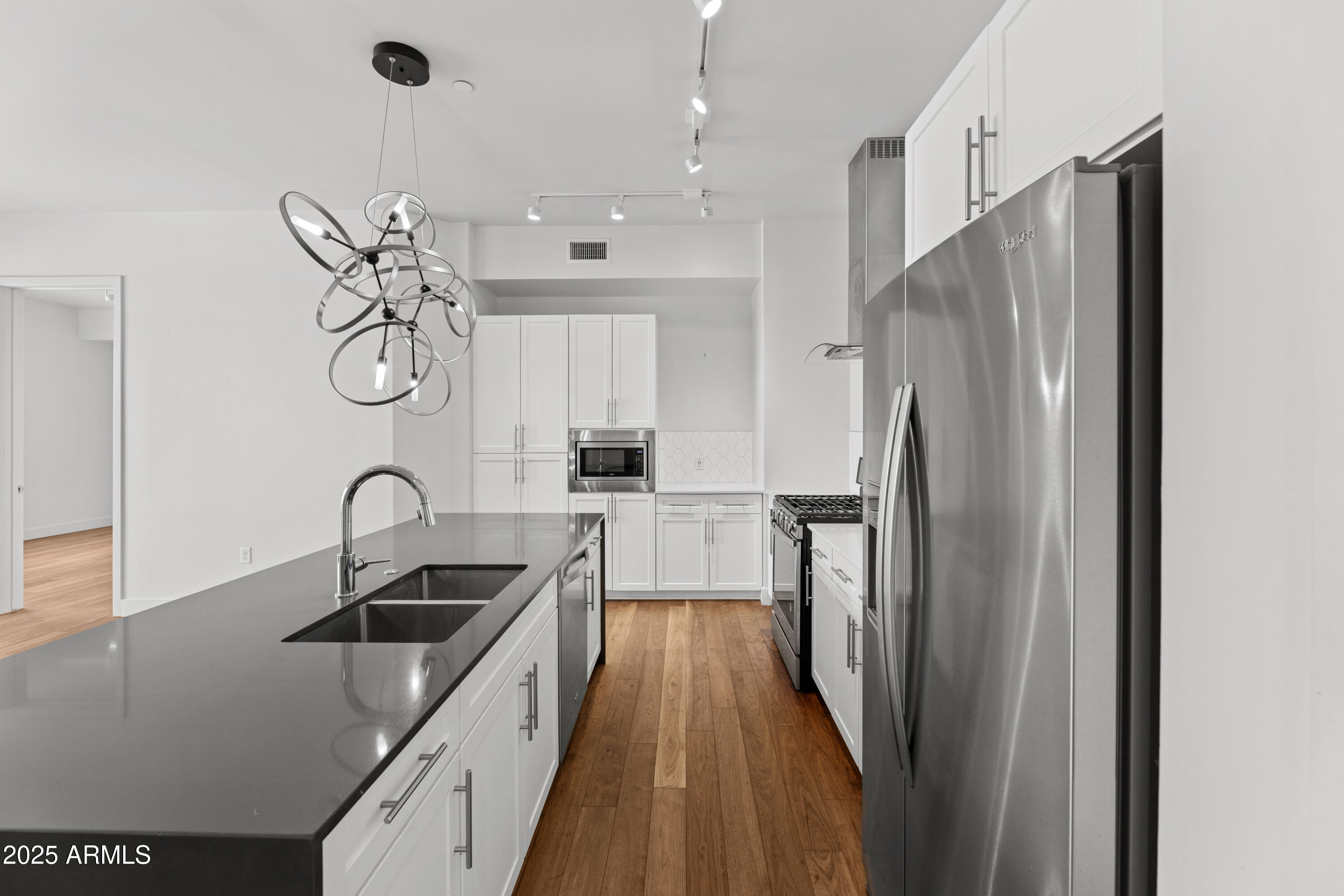 3131 N CENTRAL Avenue, 3002