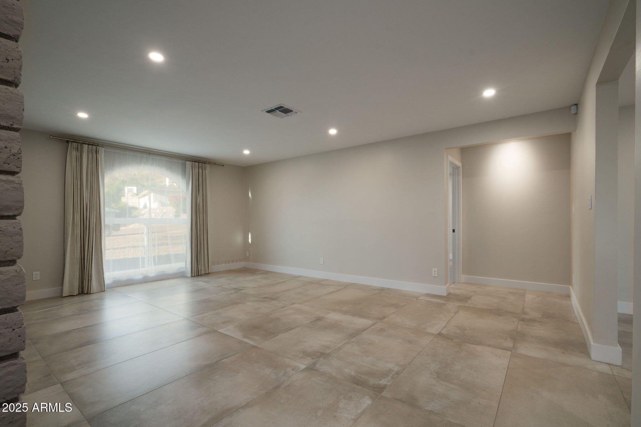 2439 E LINCOLN Circle