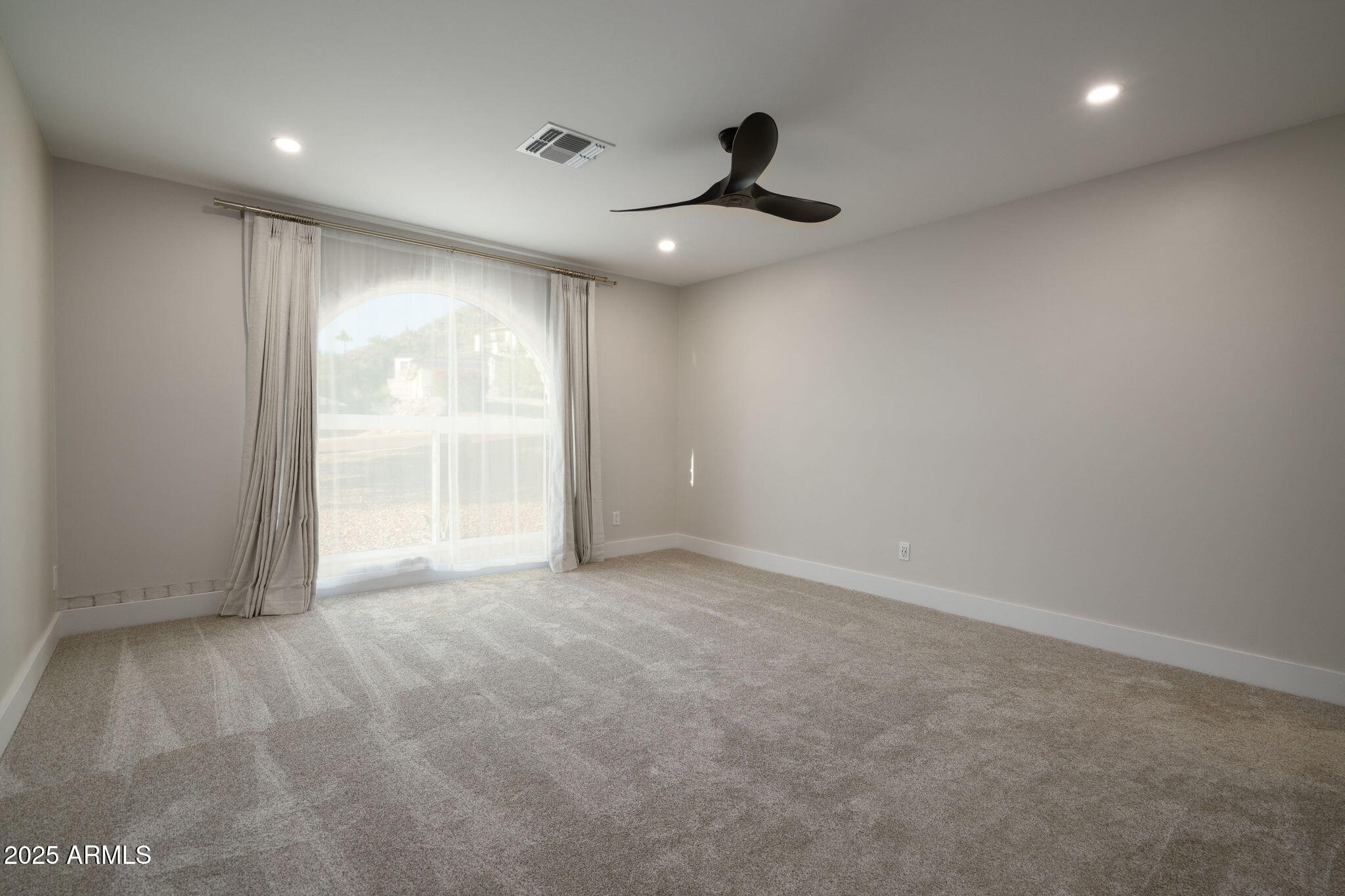 2439 E LINCOLN Circle