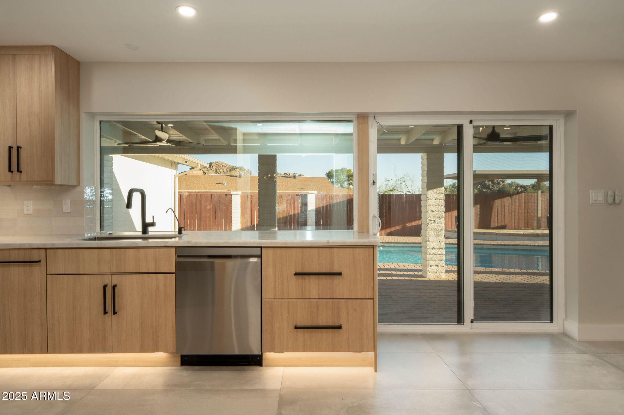 2439 E LINCOLN Circle