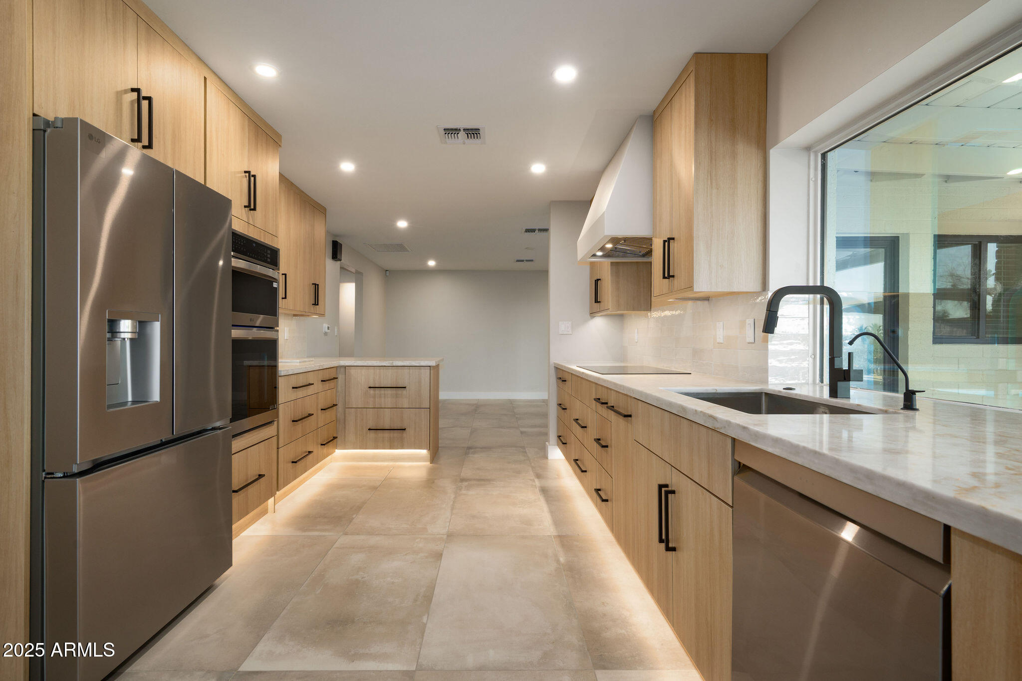 2439 E LINCOLN Circle