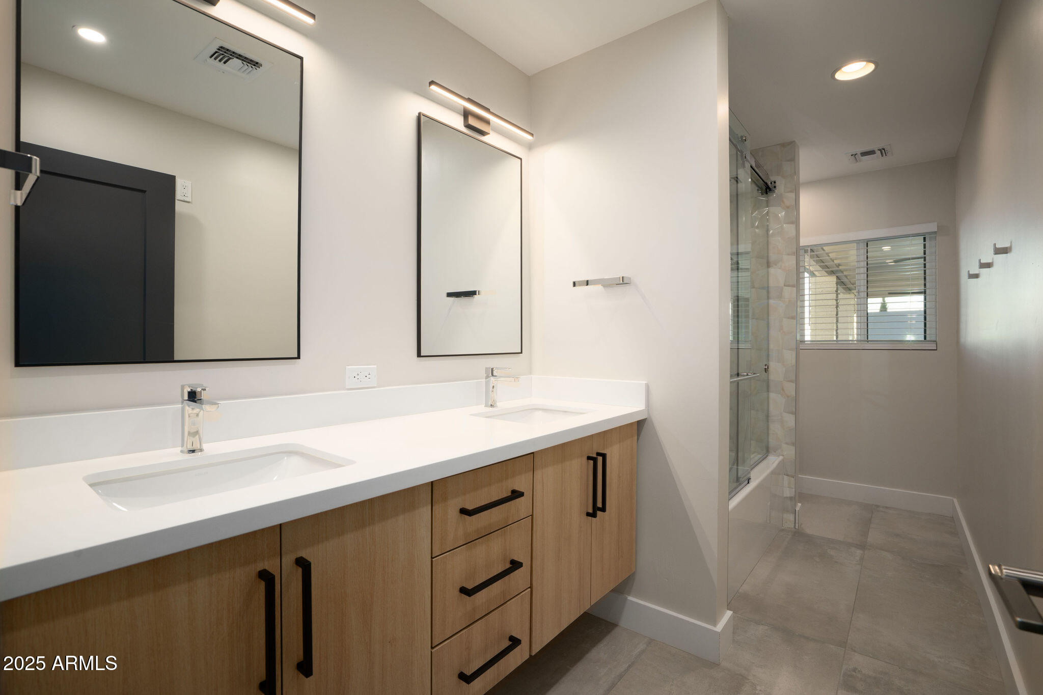 2439 E LINCOLN Circle