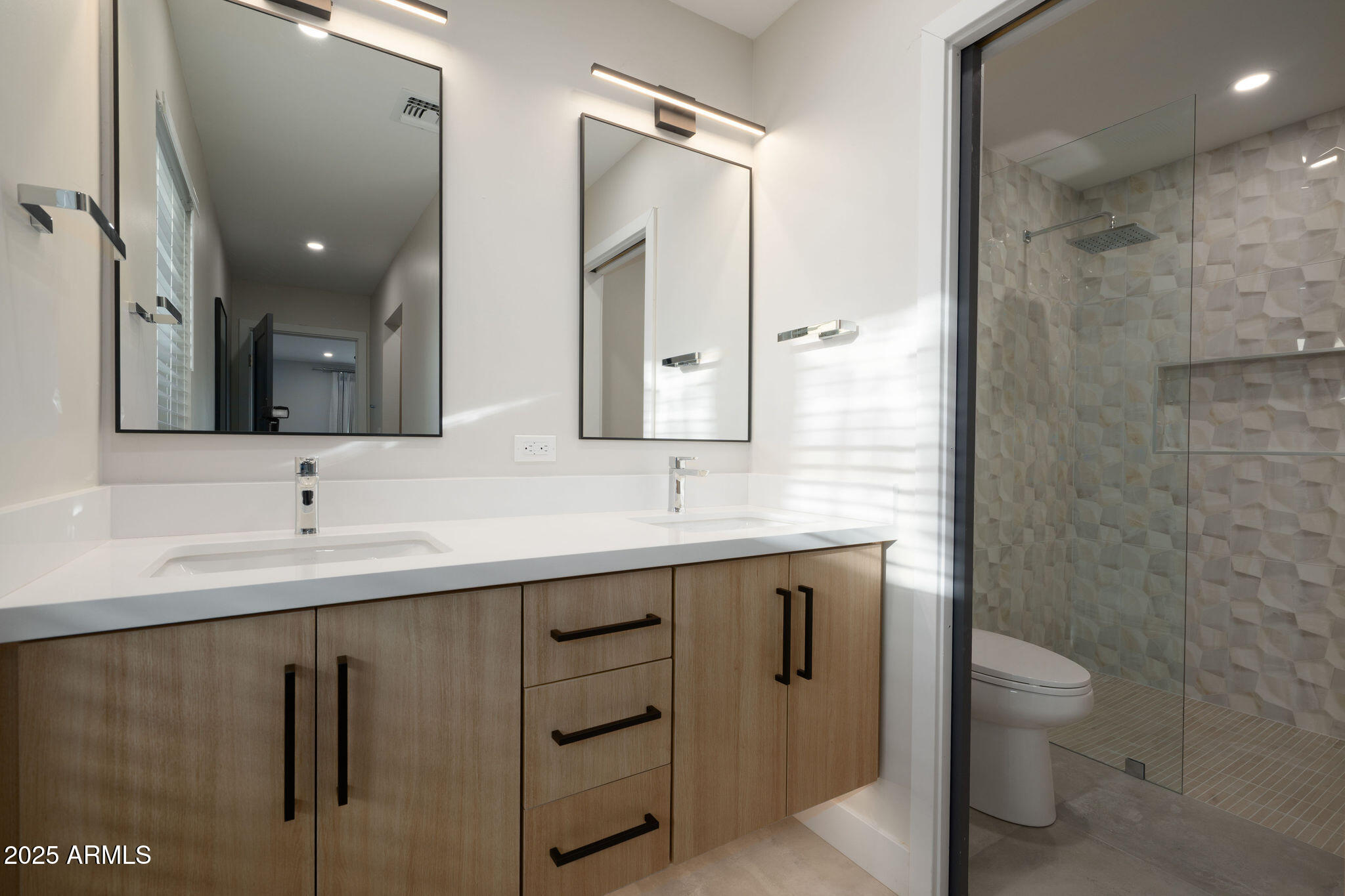 2439 E LINCOLN Circle