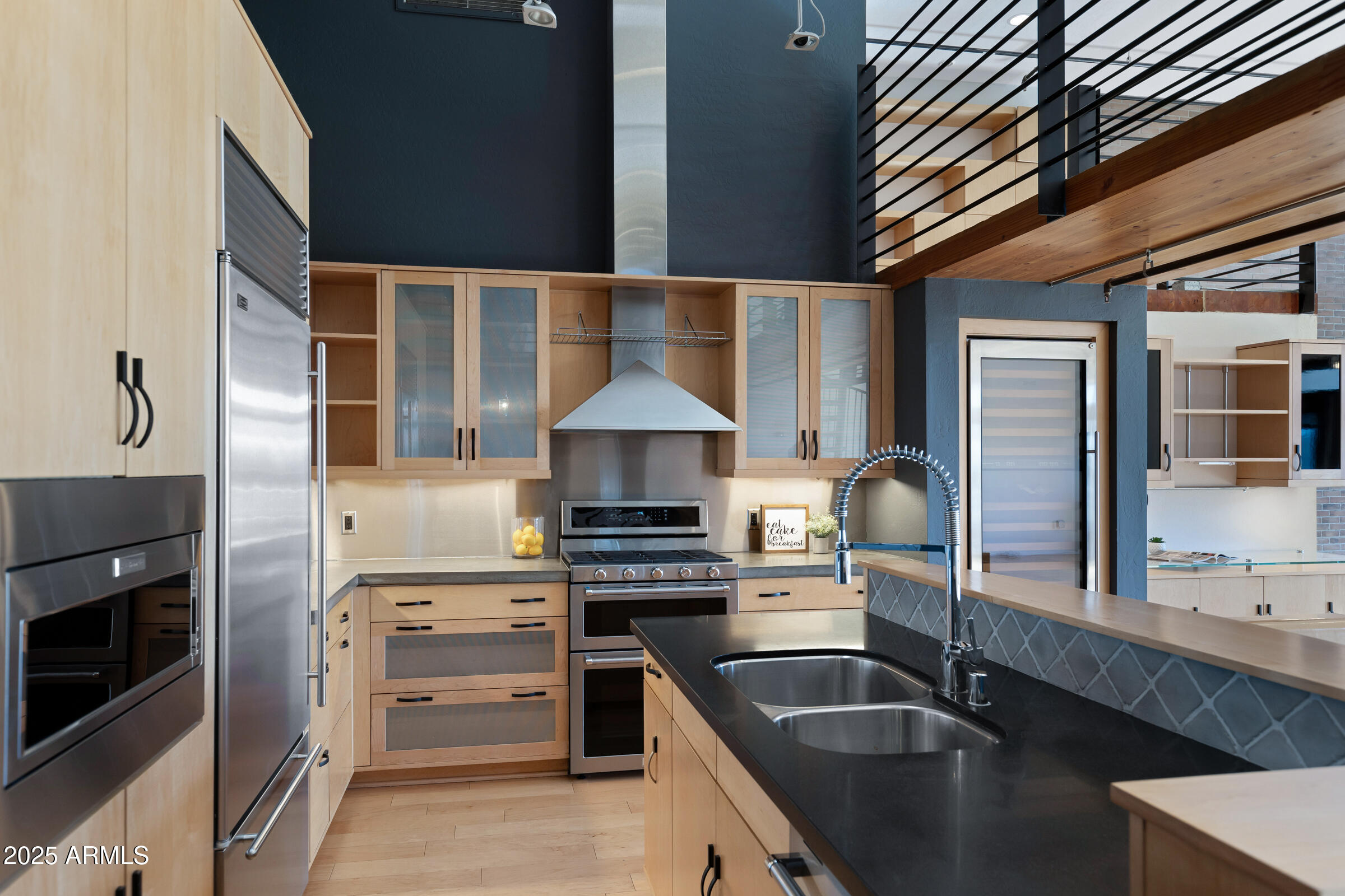 914 E OSBORN Road, 402