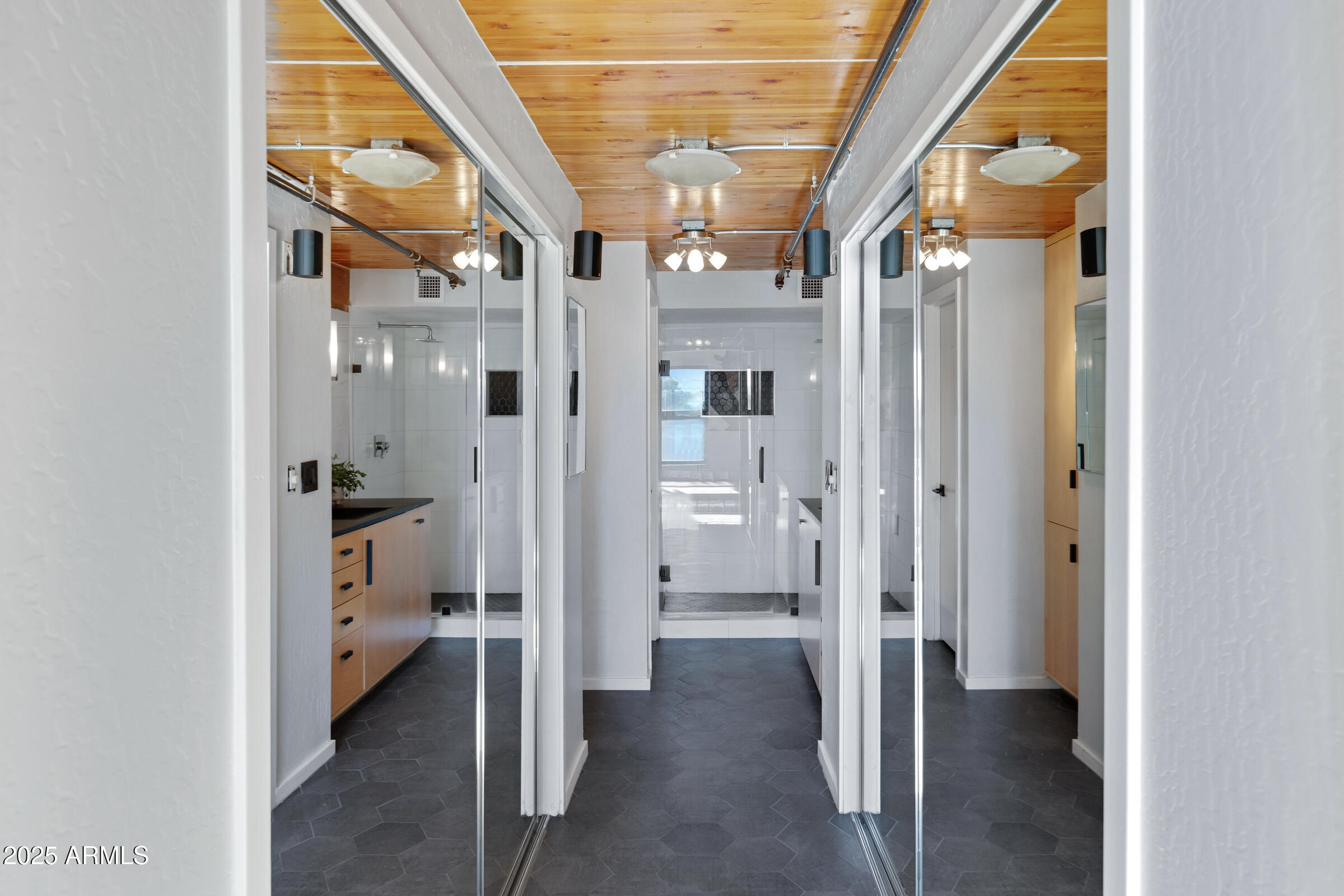 914 E OSBORN Road, 402