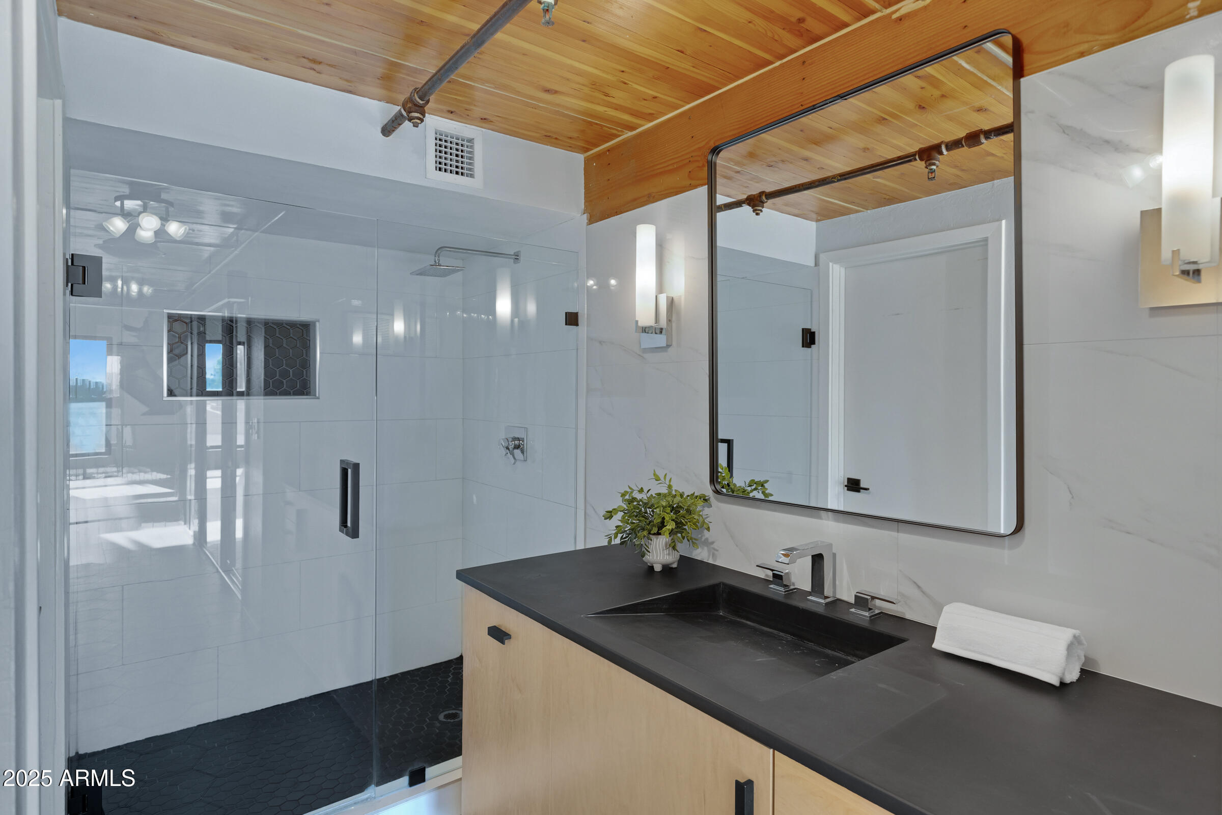 914 E OSBORN Road, 402