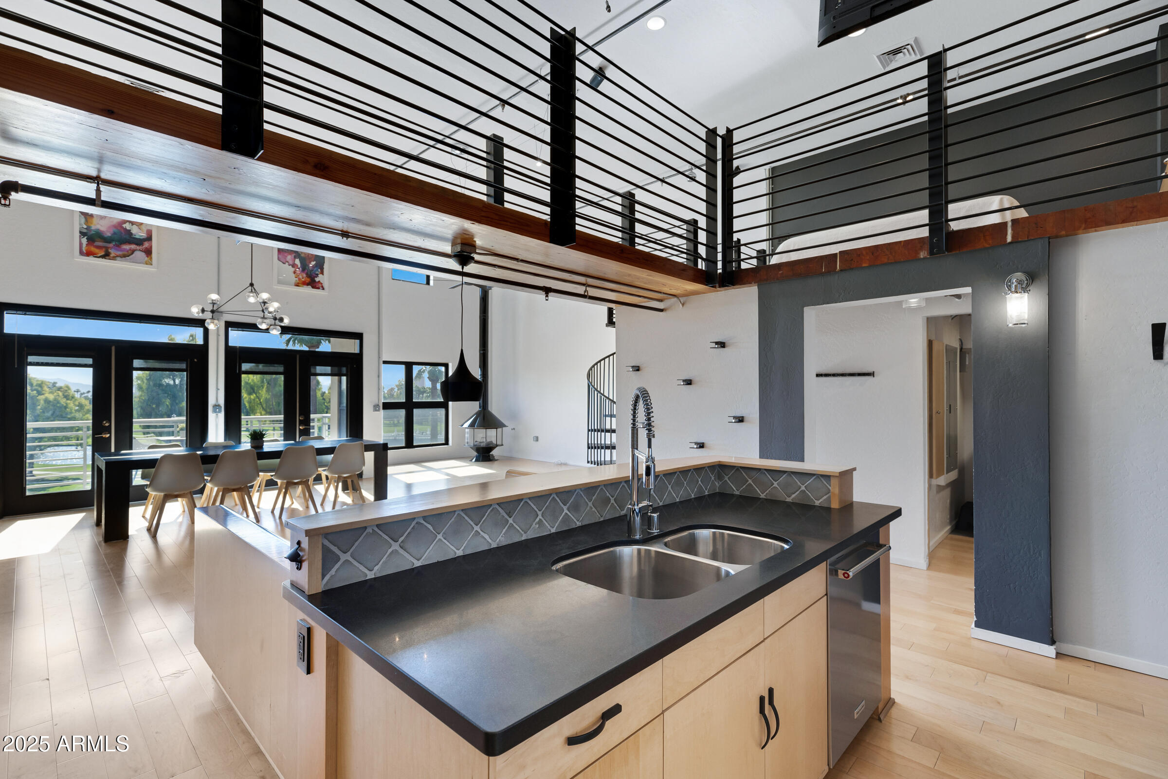 914 E OSBORN Road, 402