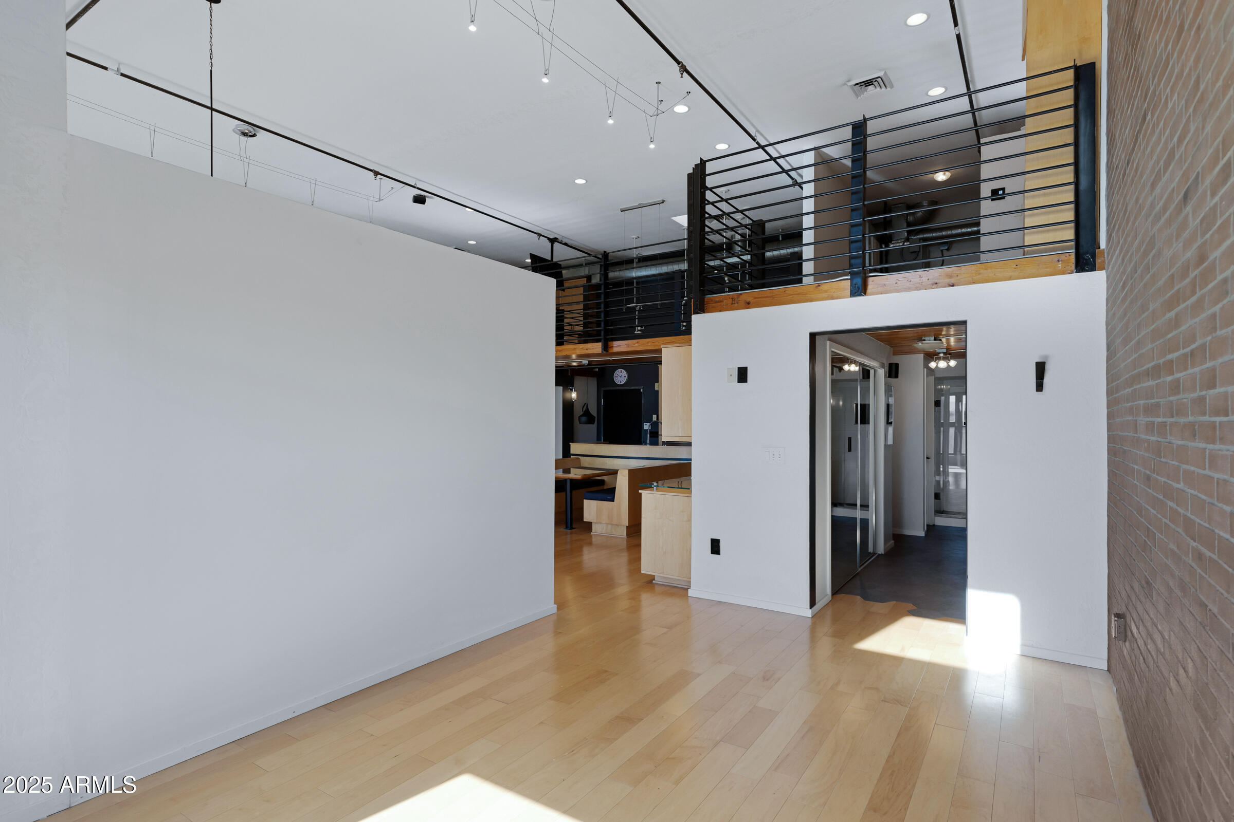 914 E OSBORN Road, 402