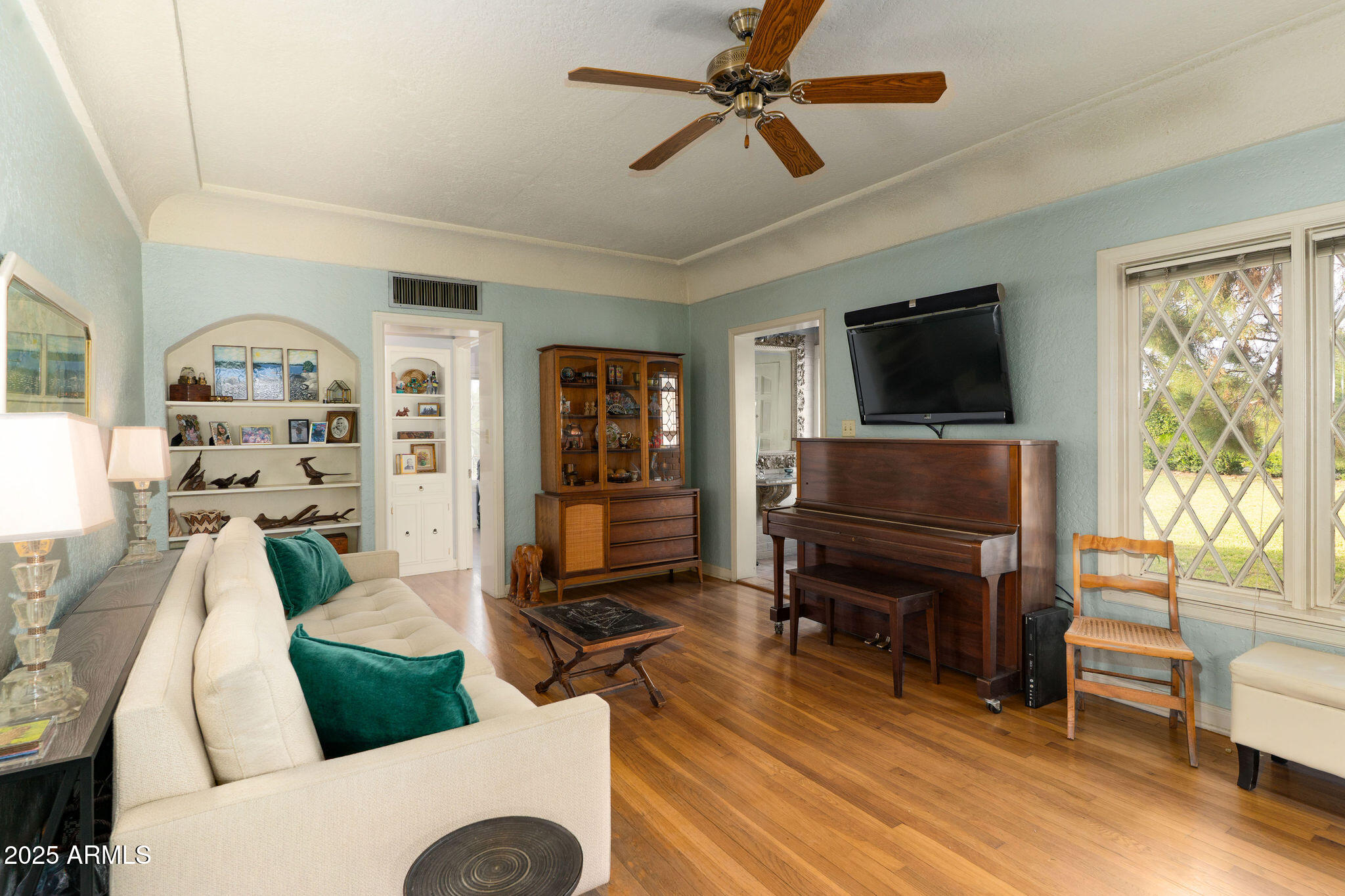 125 E MARYLAND Avenue