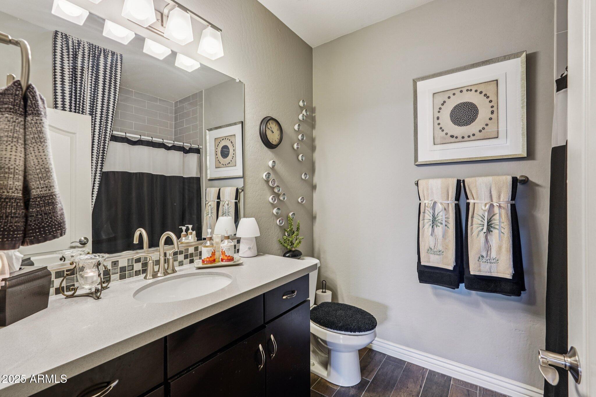 2425 W BRONCO BUTTE Trail 2046