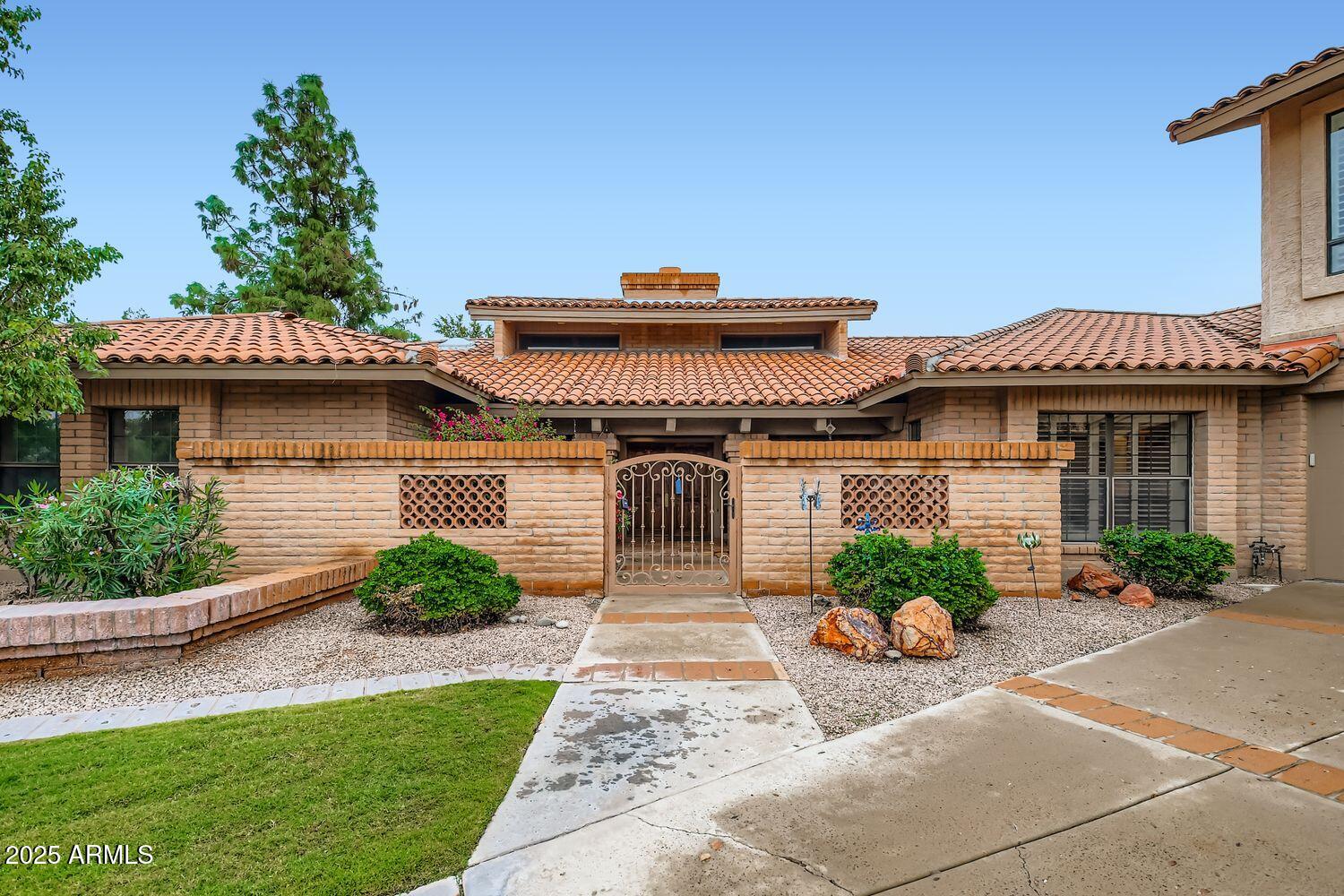 2115 E VAUGHN Street