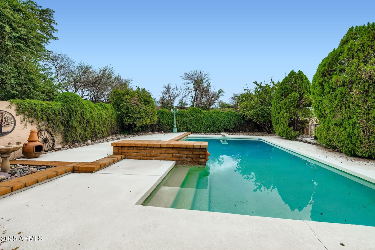 2115 E VAUGHN Street