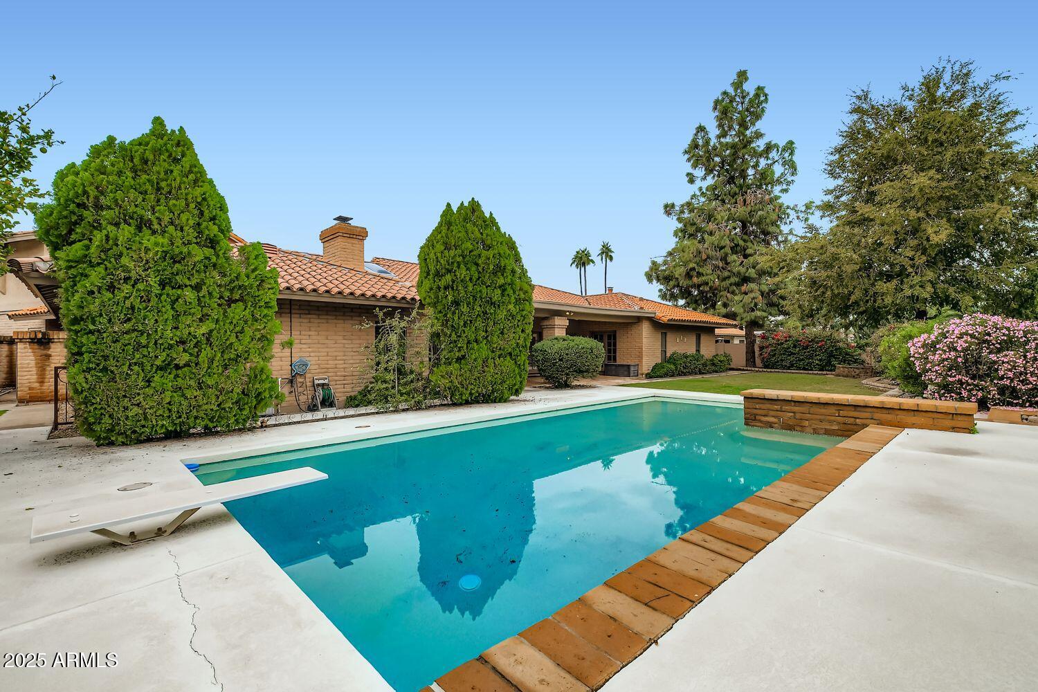 2115 E VAUGHN Street