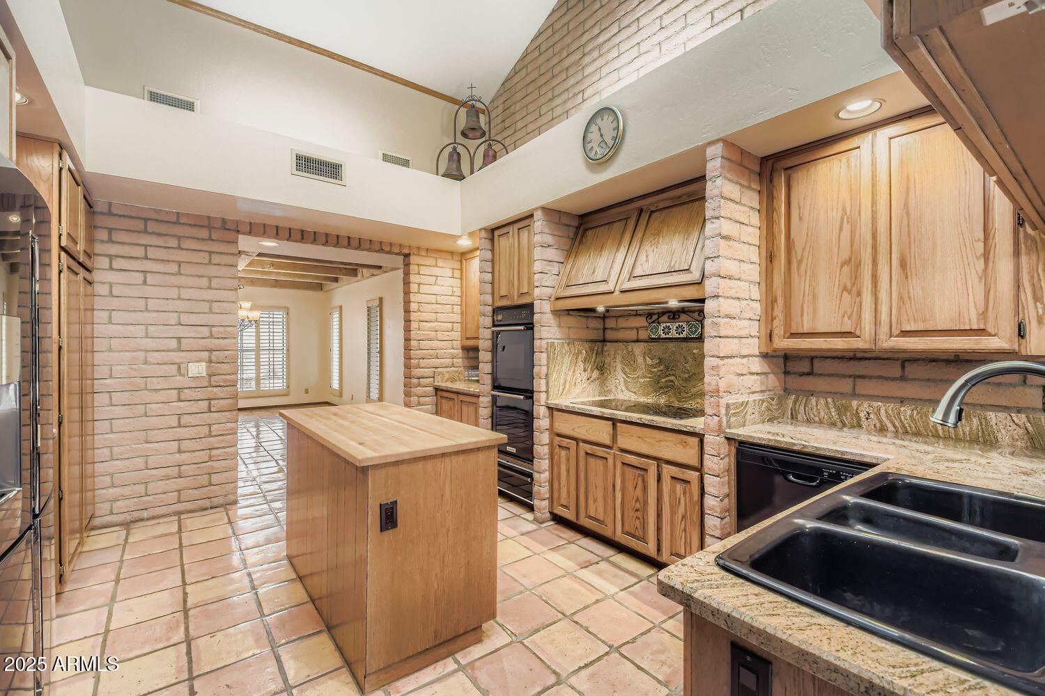 2115 E VAUGHN Street