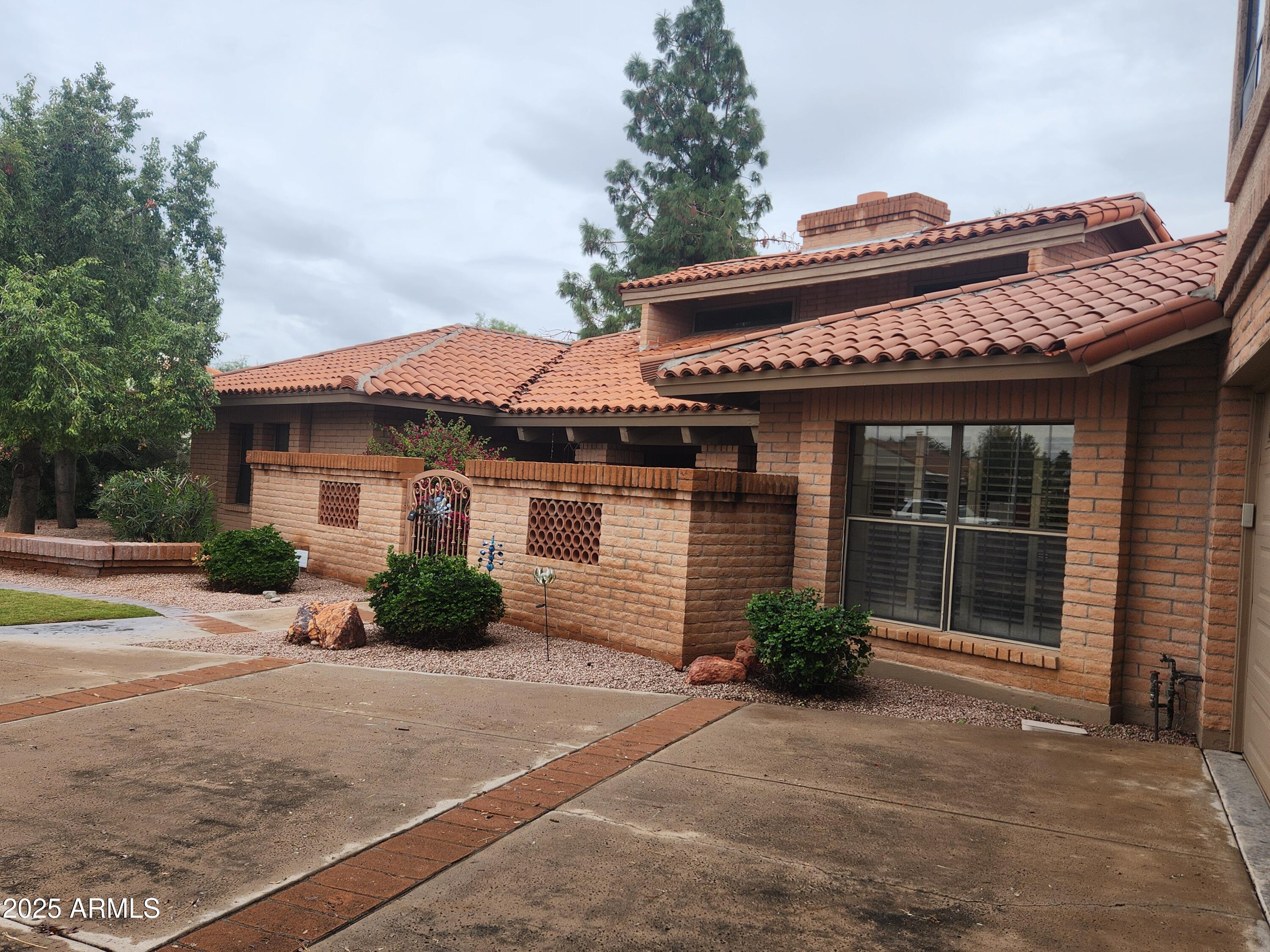 2115 E VAUGHN Street