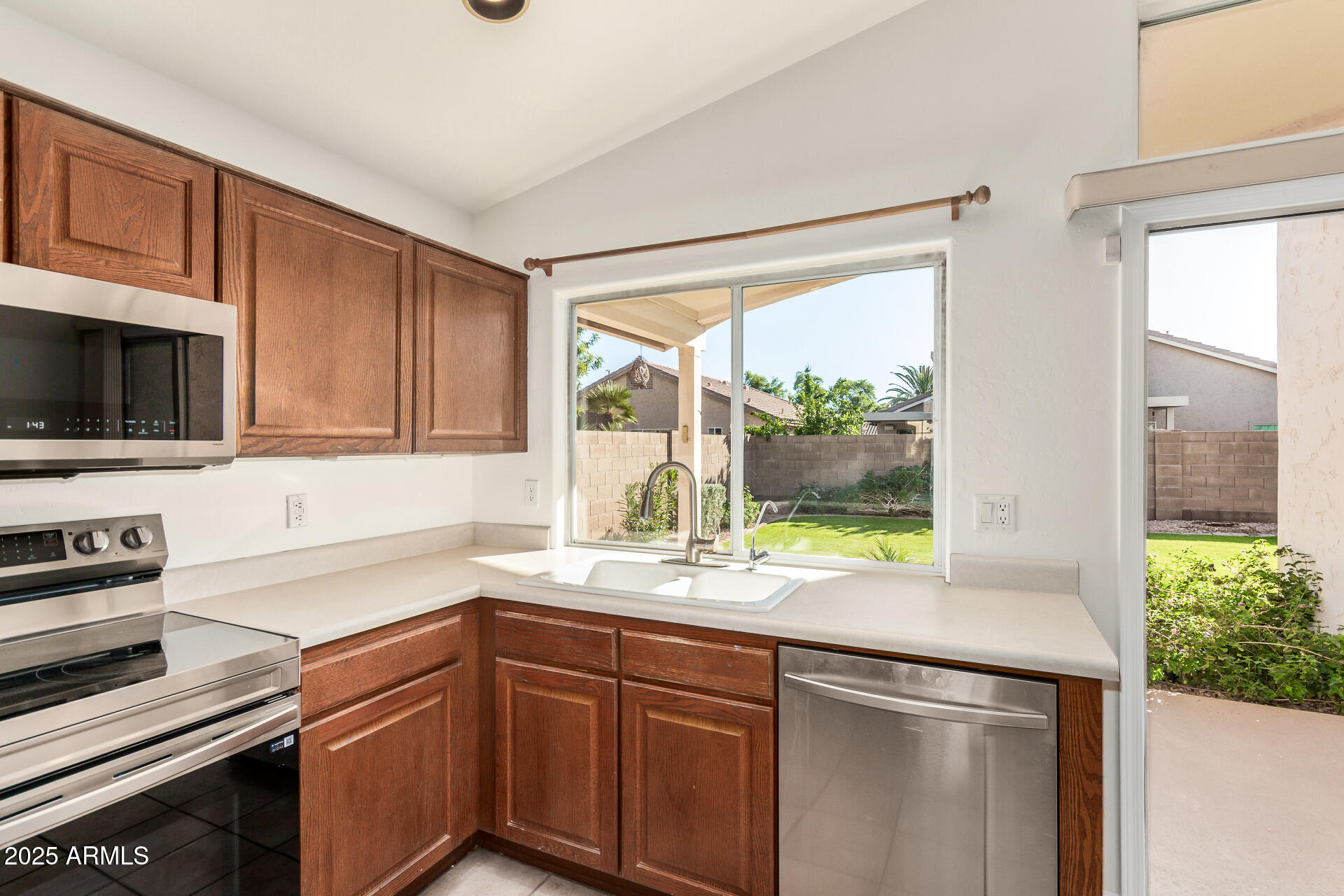 747 W DOUGLAS Avenue