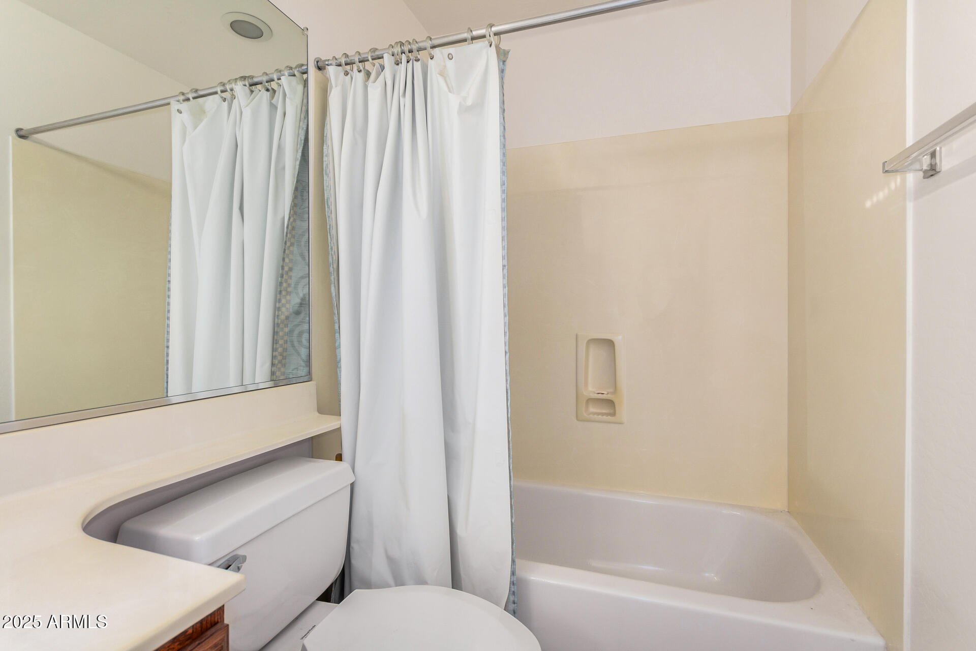 747 W DOUGLAS Avenue