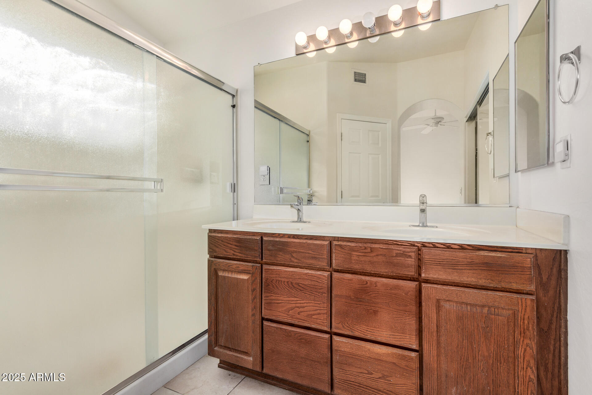 747 W DOUGLAS Avenue