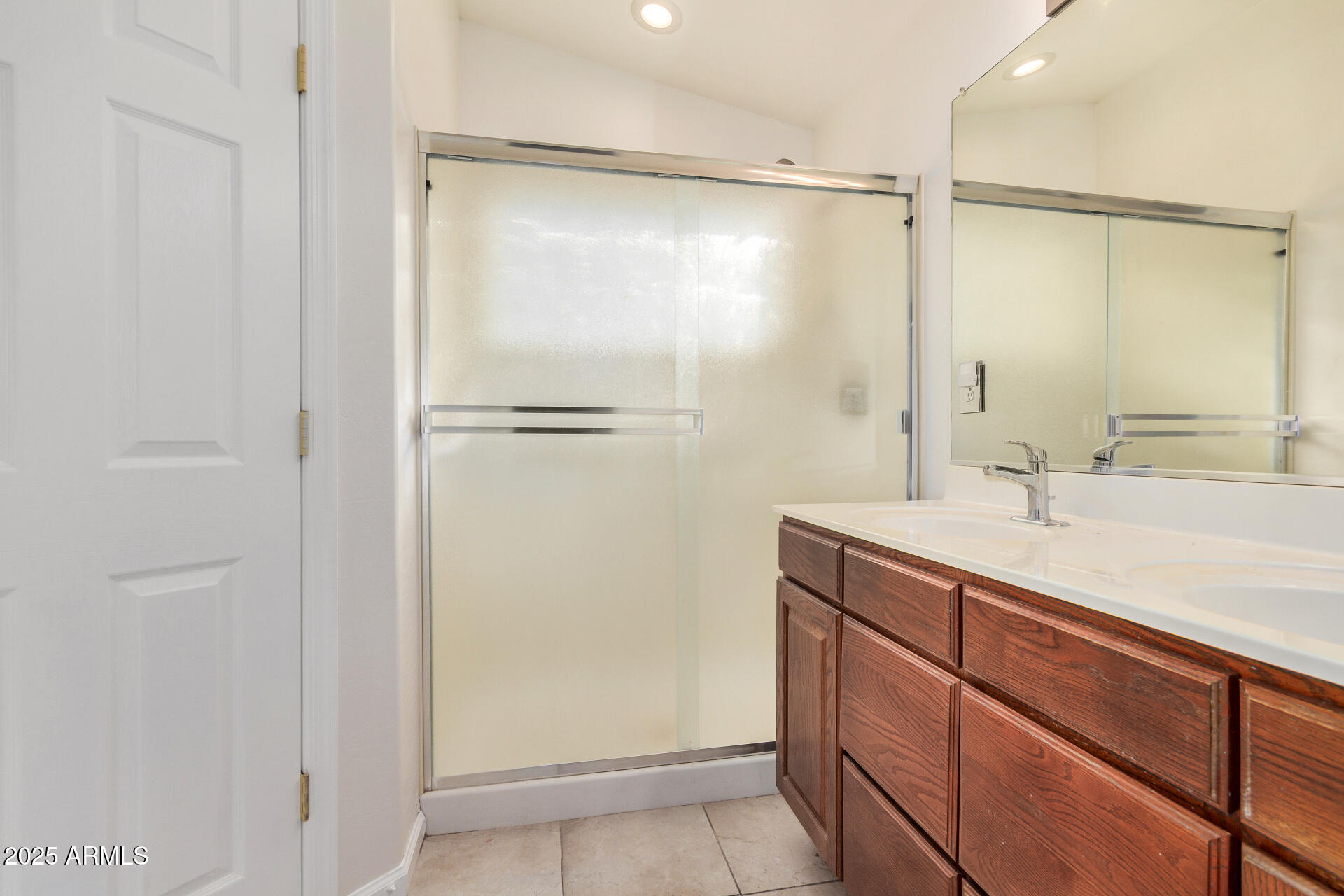 747 W DOUGLAS Avenue