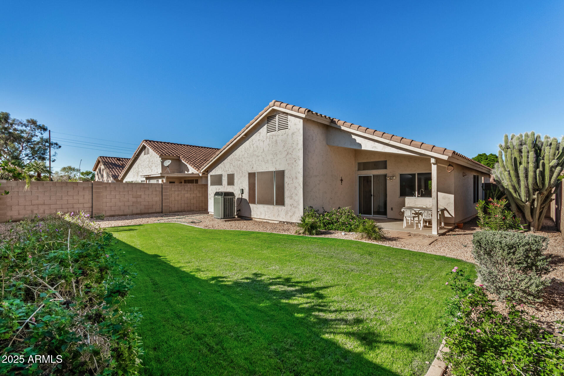 747 W DOUGLAS Avenue