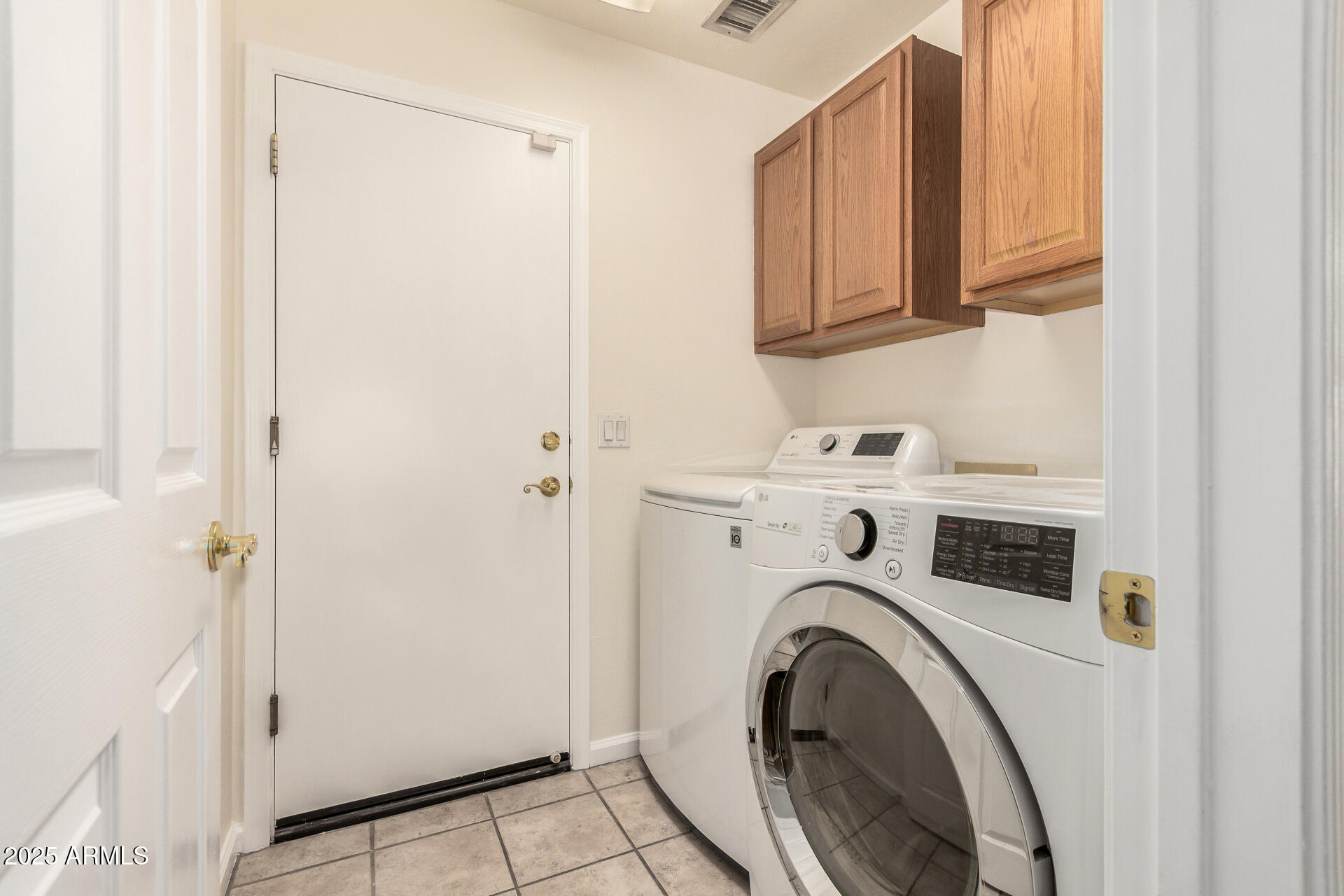 747 W DOUGLAS Avenue