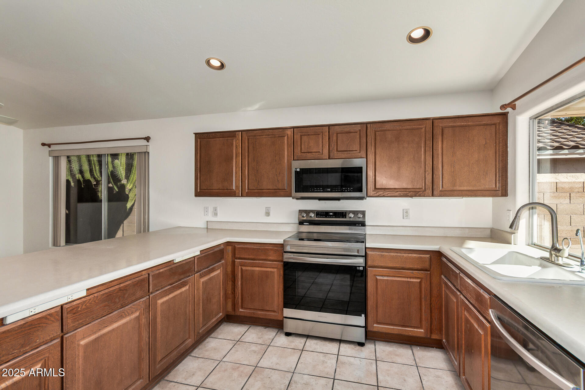 747 W DOUGLAS Avenue