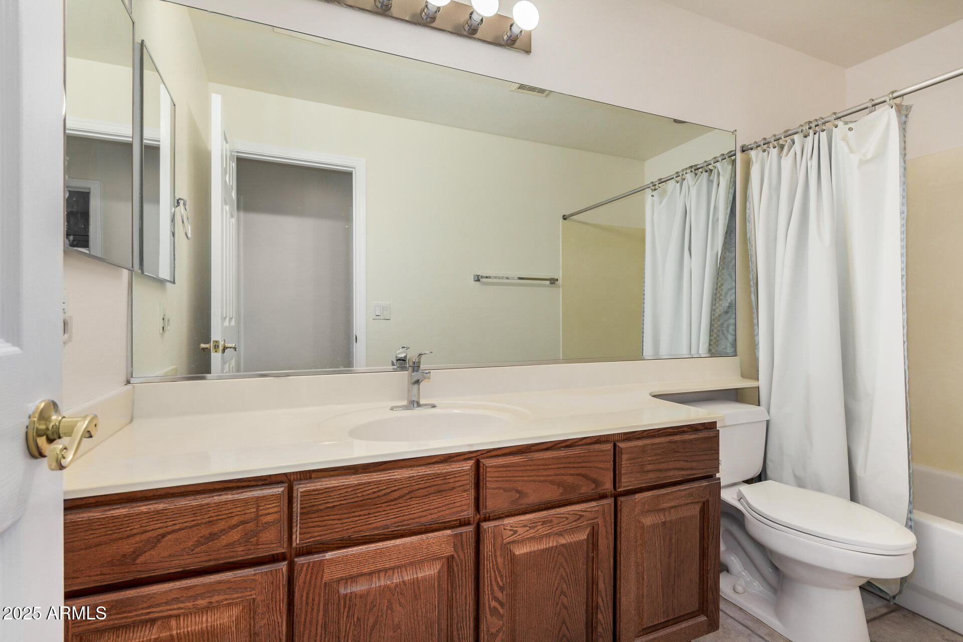 747 W DOUGLAS Avenue