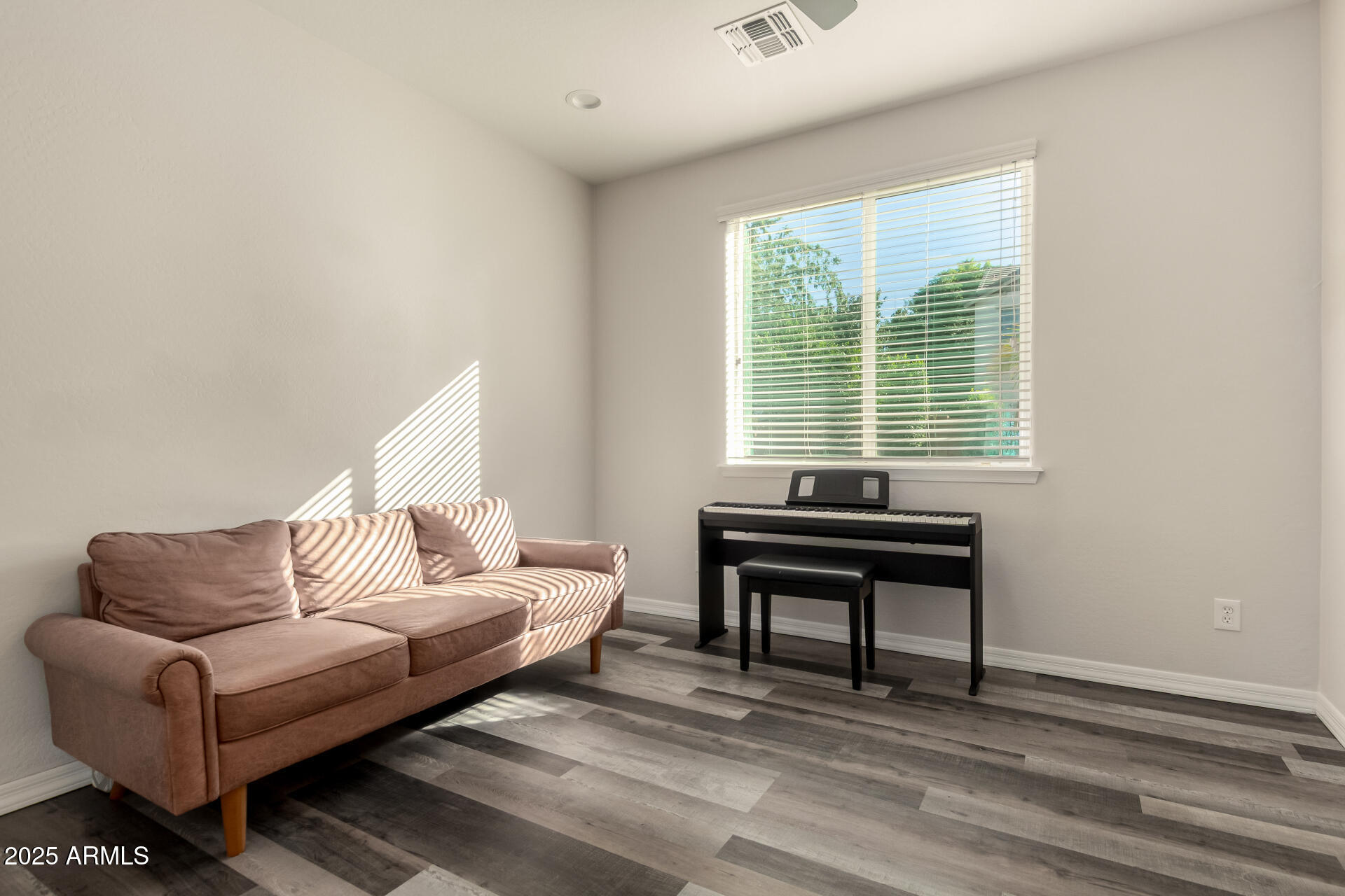 3955 E MESQUITE Street