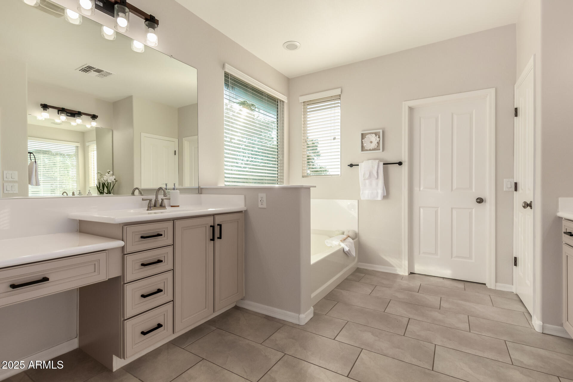 3955 E MESQUITE Street